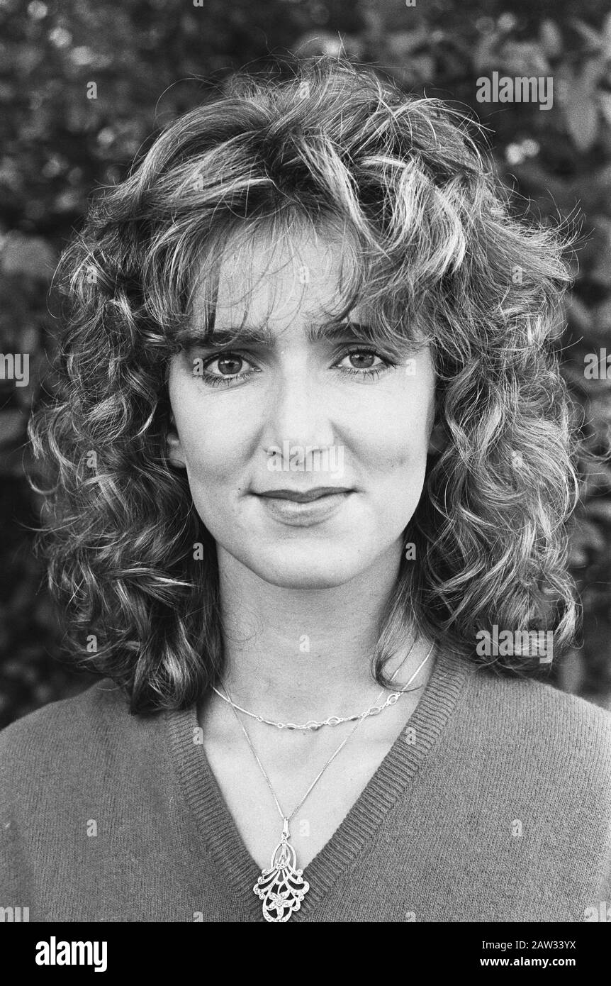 Présentateur nos nouvelles jeunesse Leoni Jansen (dans décor nouvelles jeunesse), head Date : 3 septembre 1982 mots clés : présentateurs Nom De La Personne : Nouvelles jeunesse Banque D'Images