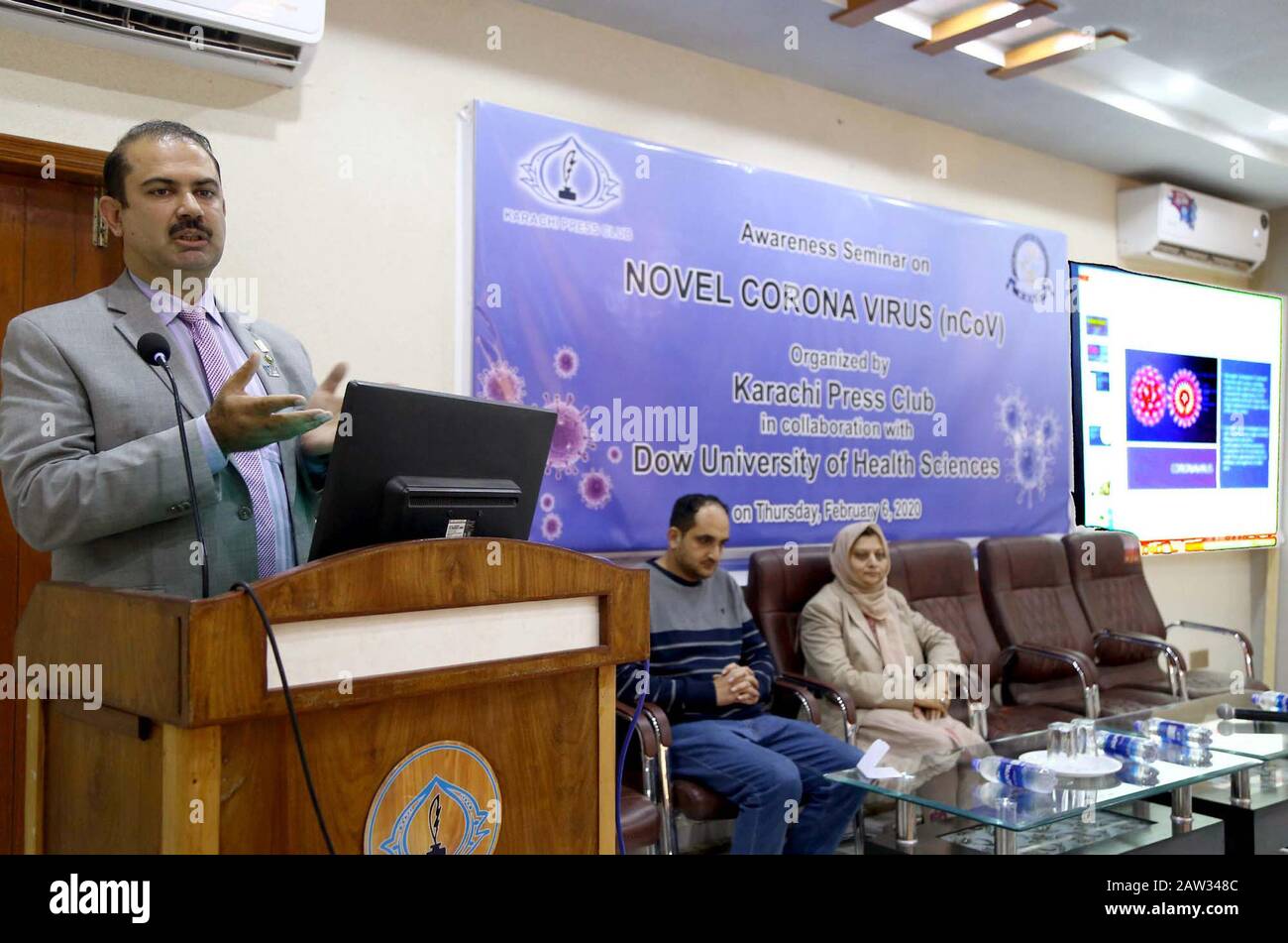 Dow University of Health Sciences, le Dr Saeed Khan s'adresse au cours du séminaire de sensibilisation sur le virus Novel Corona organisé par Karachi Press Club, qui s'est tenu à l'édifice du KPC le jeudi 06 février 2020. Banque D'Images