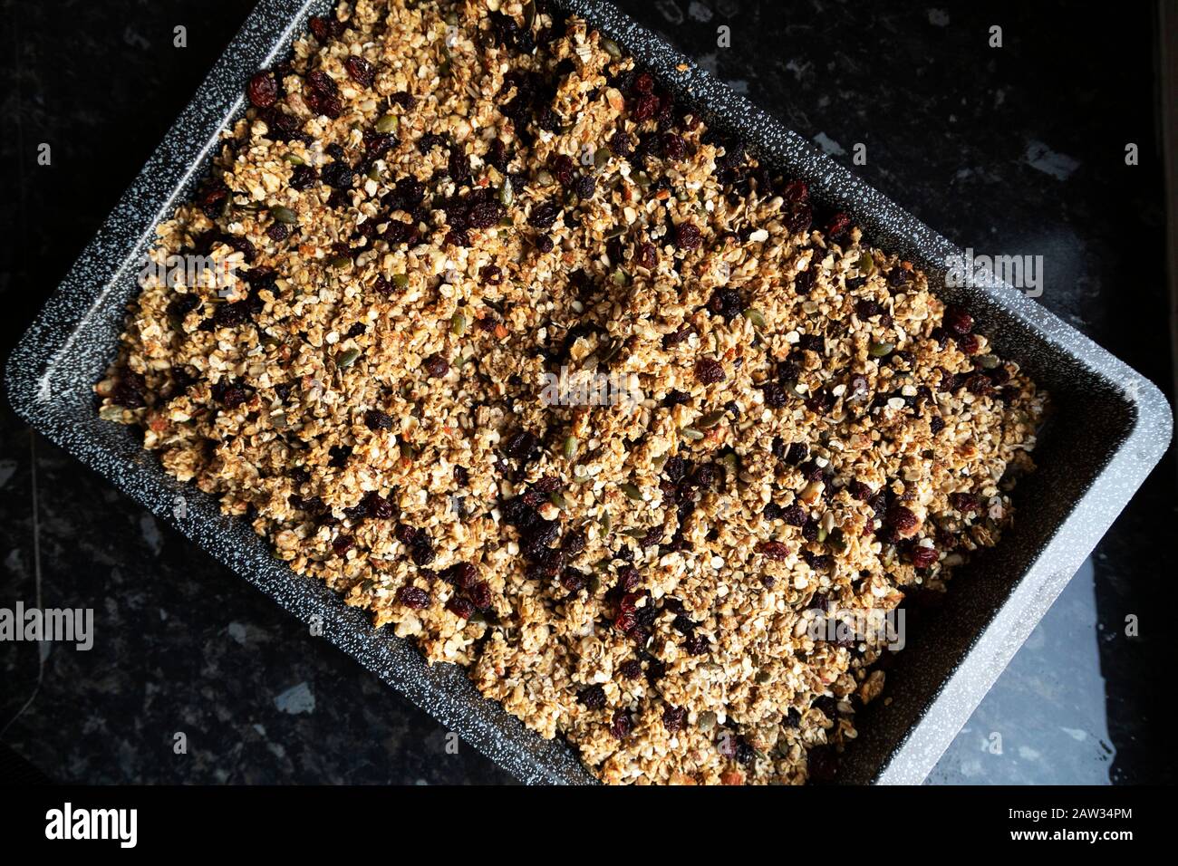 Granola maison faite de raisins secs, de graines et de noix. Il est faible en sucre et en gras et à la fois végétarien et végétalien. Banque D'Images