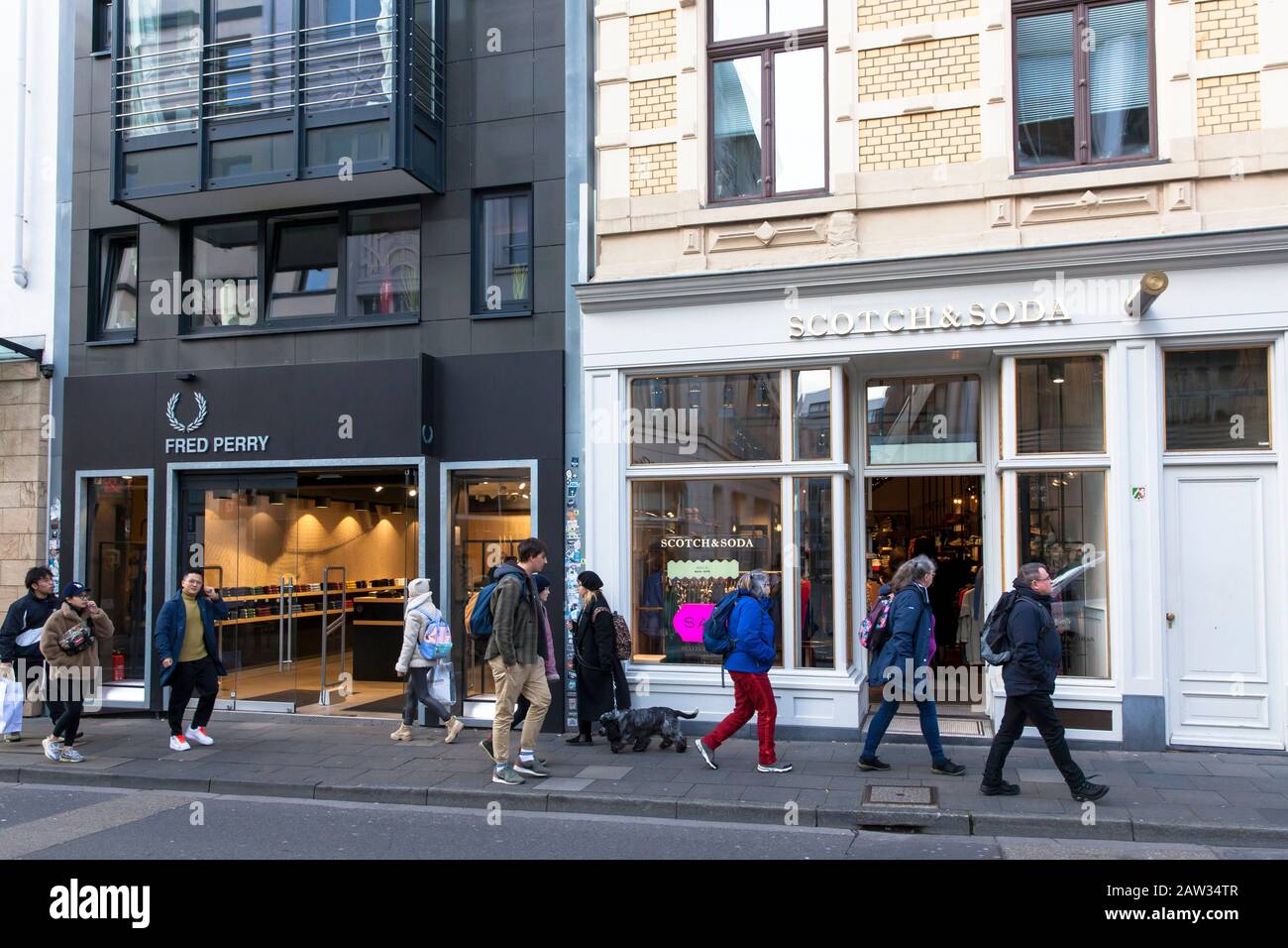 Boutiques de mode de Fred Perry et Scotch & Soda dans la rue commerçante Ehrenstrasse, Cologne, Allemagne. Modegeschaeft von Fred Perry und Scotch & Soda in d Banque D'Images