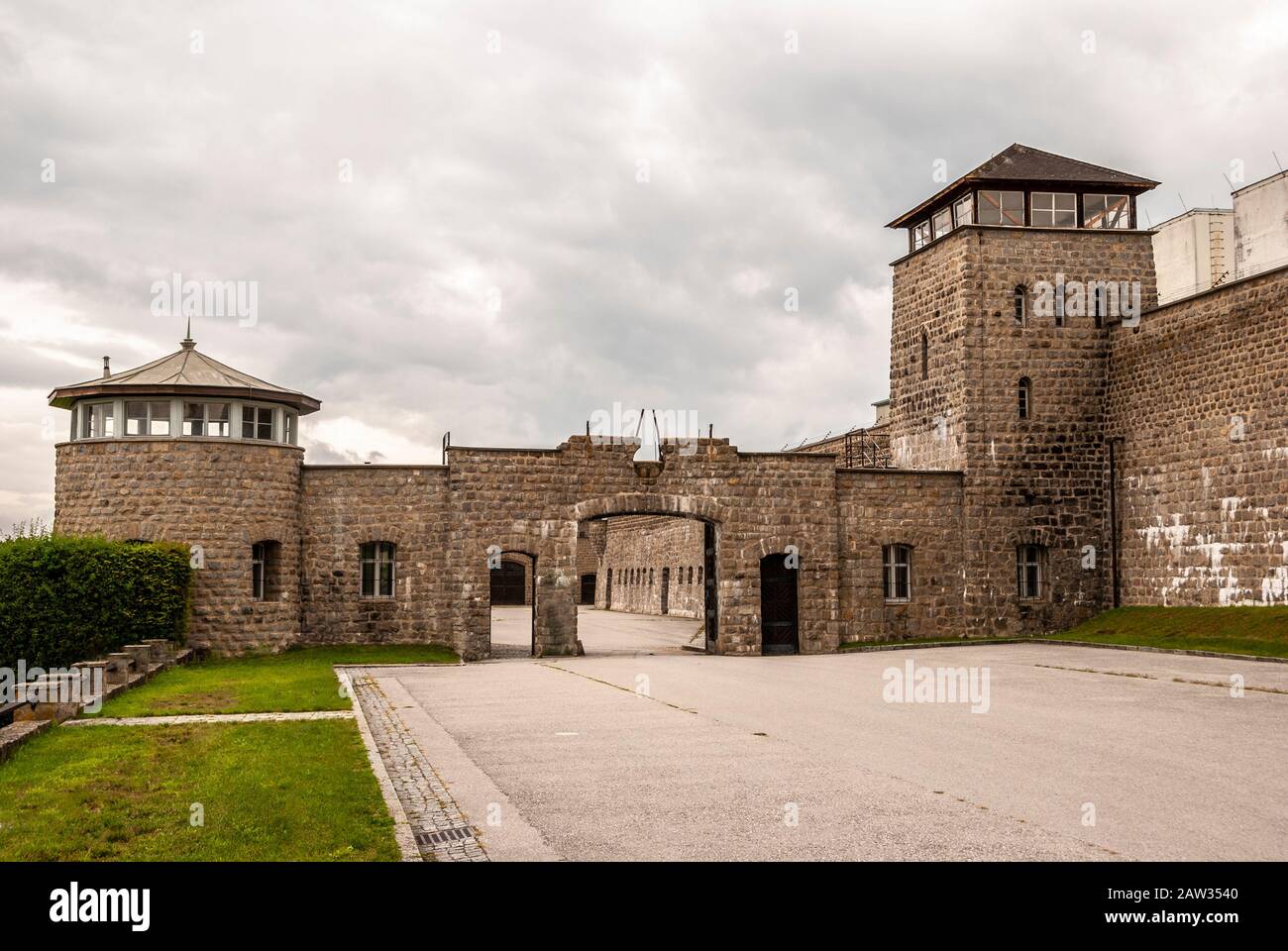 Mauthausen, Autriche; 16 août 2019: Vue extérieure de la porte du camp de concentration de Mauthausen où il y avait emprisonné des milliers de pr juifs Banque D'Images