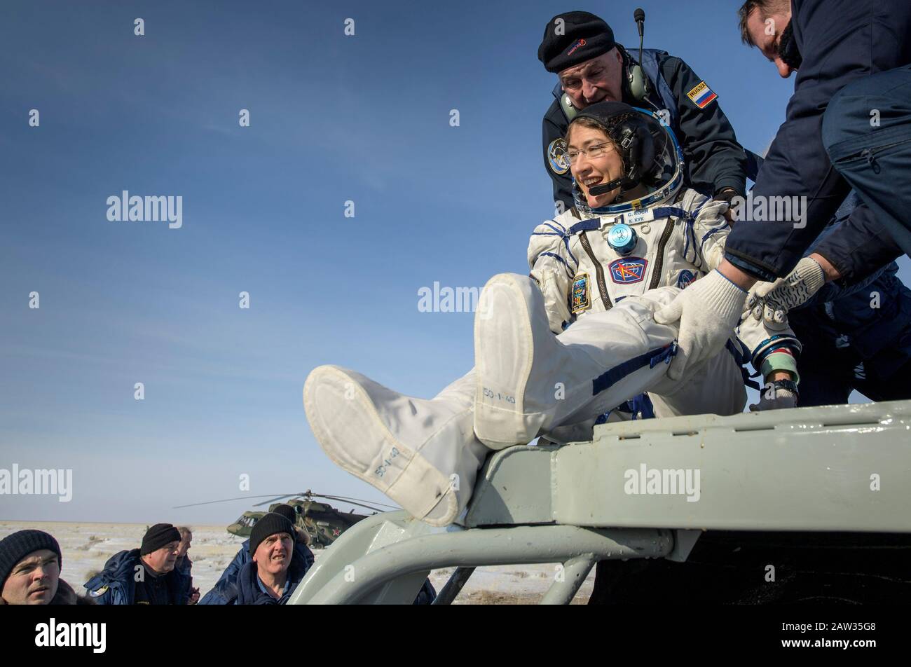 L'astronaute de la NASA Christina Koch est aidé à sortir de l'engin Soyuz MS-13 à quelques minutes seulement après qu'elle, le cosmos cosmonaute Alexander Skvortsov et l'astronaute de l'ESA Luca Parmitano, ont atterri dans une zone éloignée près de la ville de Zhezkazgan, au Kazakhstan, le jeudi 6 février 2020. Koch est rentré sur Terre après avoir fait 328 jours dans l'espace --- le plus long vol spatial de l'histoire par une femme --- comme membre des expéditions 59-60-61 sur la Station spatiale internationale. Skvortsov et Parmitano sont retournés après 201 jours dans l'espace où ils ont servi comme membres d'équipage de l'expédition 60-61 à bord de la gare. Crédit Obligatoire : Facturation Banque D'Images