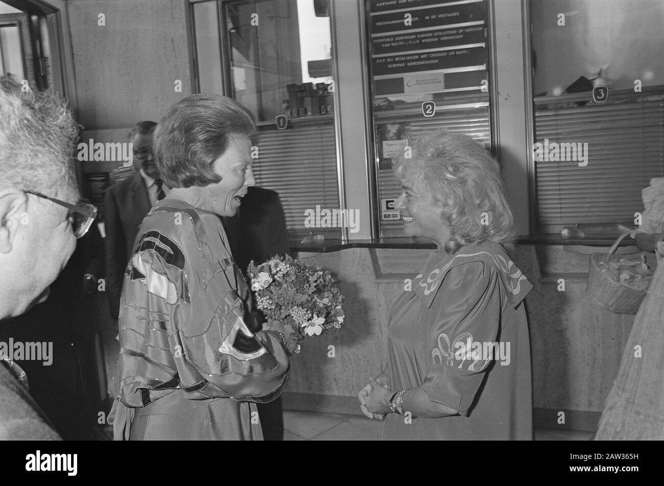 Le couple royal assiste au concert de l'Orchestre de la jeunesse de la Communauté européenne à Amsterdam, entre autres avec le chef d'orchestre Claudio Abbado Date: Le 17 août 1985 lieu: Amsterdam, Noord-Holland mots clés: Concerts, chefs d'orchestre, King SAVE Person Nom: Beatrix, Queen, European Community Youth Orchestra Banque D'Images