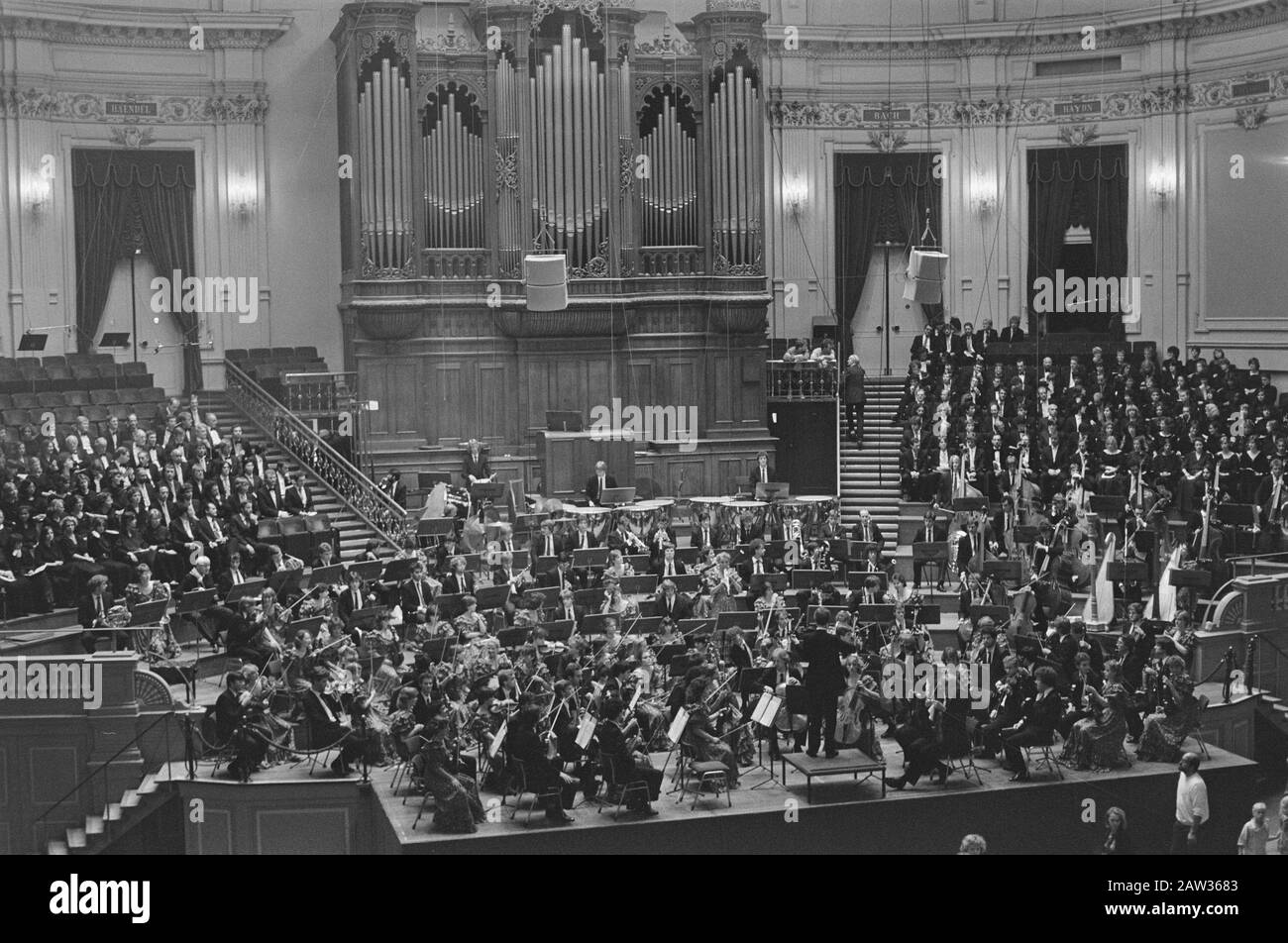 Royal couple assiste au concert de l'Orchestre de la Jeunesse de la Communauté européenne à Amsterdam, entre autres avec le chef d'orchestre Claudio Abbado Date: 17 août 1985 lieu: Amsterdam, Noord-Holland mots clés: Concerts, chefs d'orchestre, King SAVE Person Nom: Abbado, Claudio, European Community Youth Orchestra Banque D'Images
