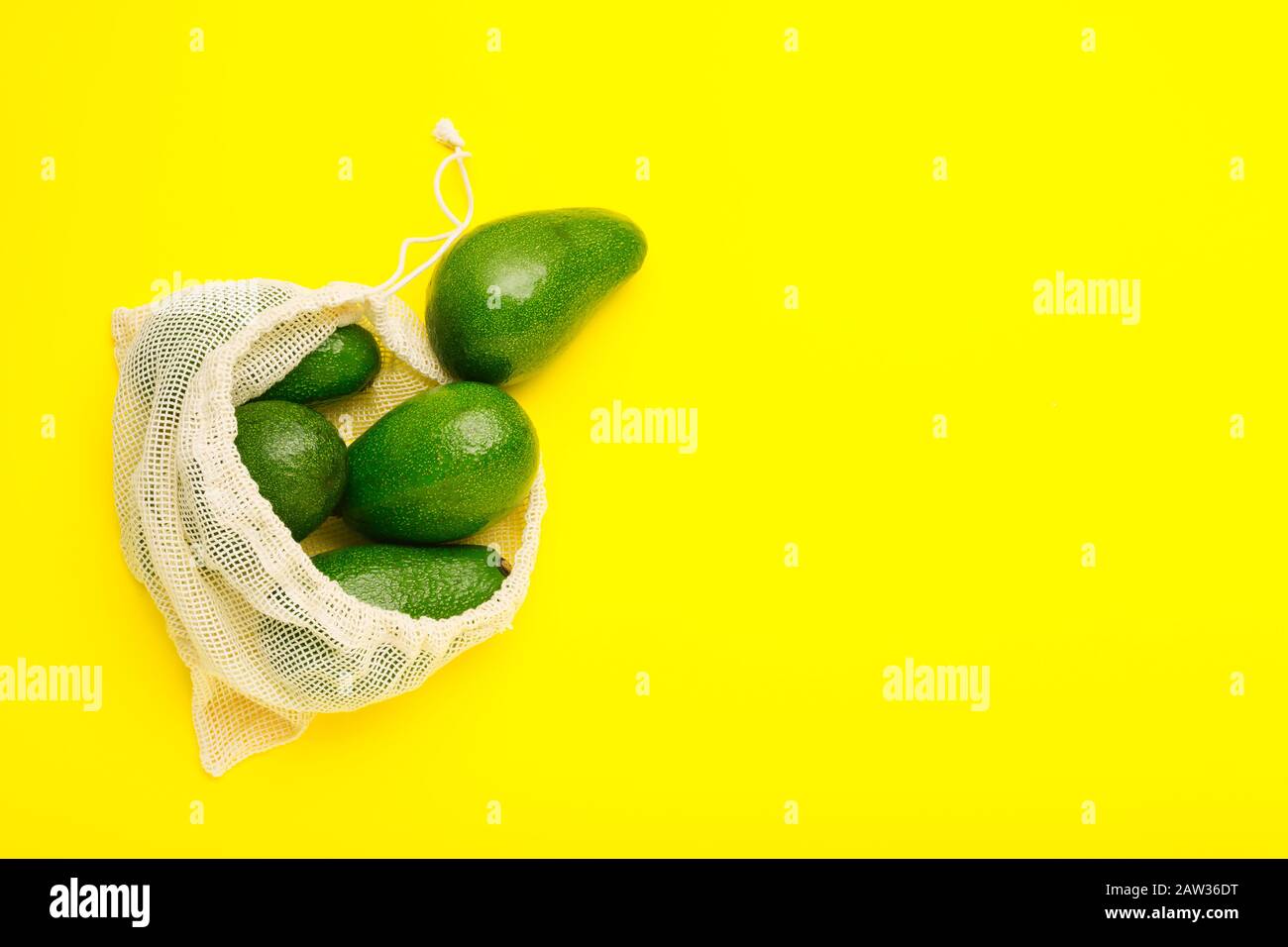 Avocats fruits en sac blanc réutilisable en textile ECO. Sac en tissu recyclé pour fruits ou légumes. Concept d'achat sans plastique, zéro déchet. Minimum Banque D'Images