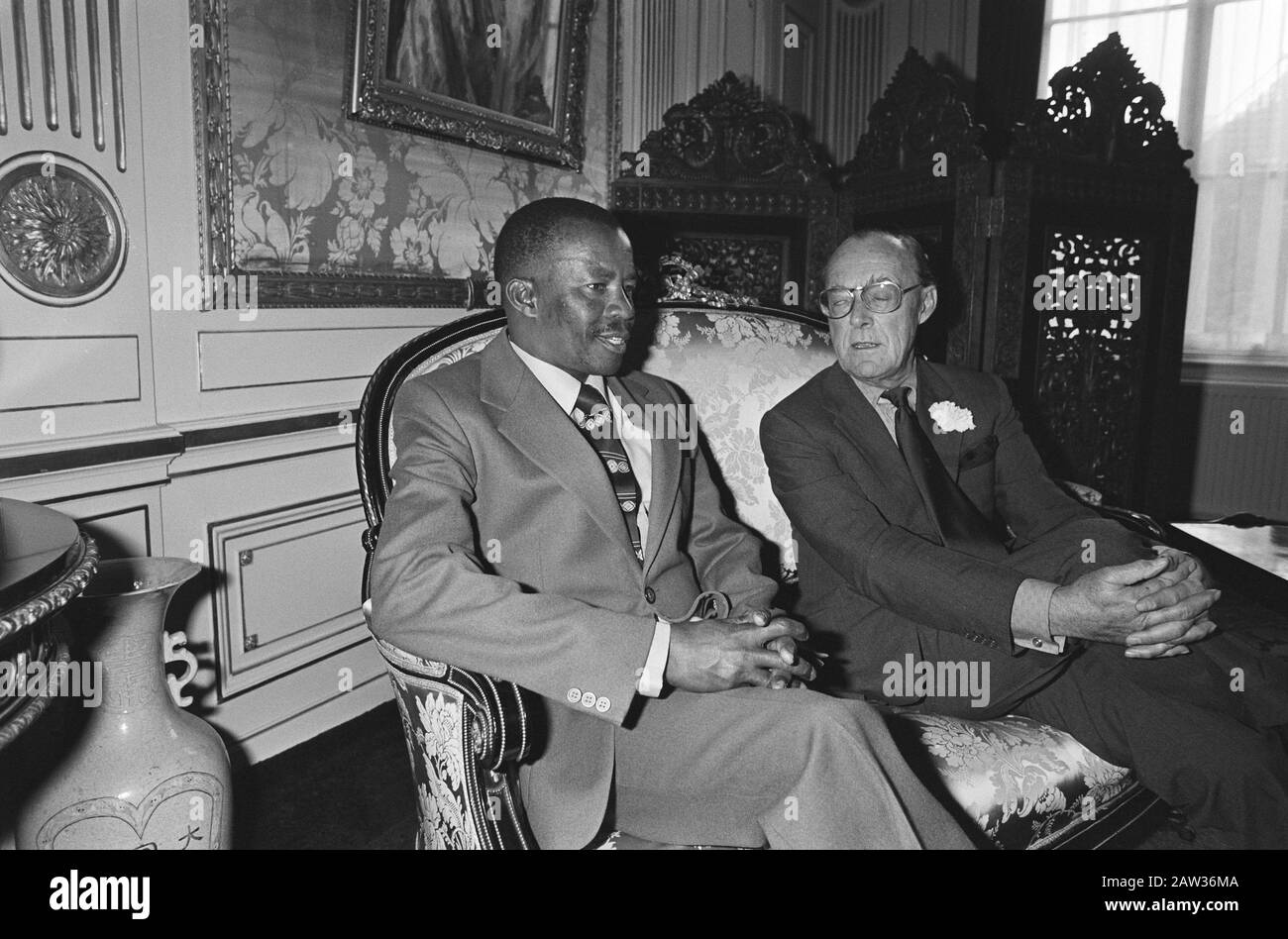 Prince Bernhard au Palais Lange Voorhout Den Haag LE Dr QKJ Masire du Botswana a reçu Berhard (r) et Masire (l). Date: 24 Octobre 1980 Lieu Den Haag, South Holland Mots Clés: Revenu Personne Nom: Bernhard, Prince Institution Nom: Lange Voorhout Palace Banque D'Images