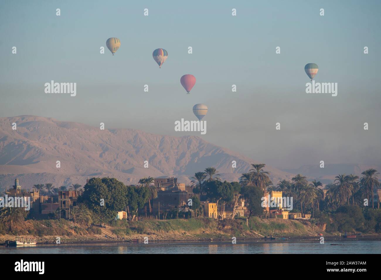 Paysage panoramique campagne rurale vue sur le grand nil de rivière dans un environnement aride montrant la rive ouest de louxor et voler des ballons d'air chaud Banque D'Images