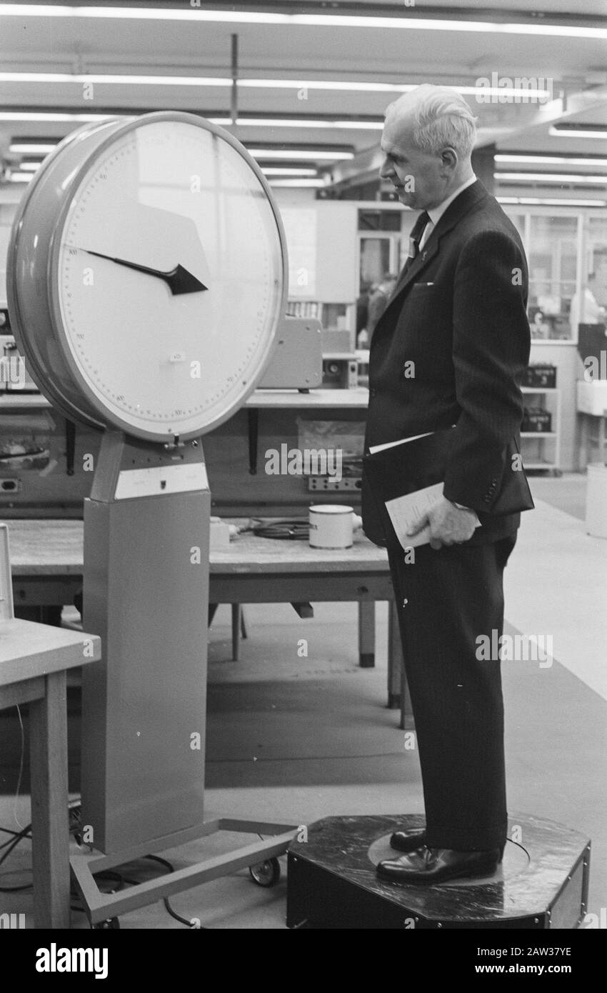 Le Prince Bernhard ouvre un complexe DE STANDS à Eindhoven. Date : 24 janvier 1962 lieu : Eindhoven mots clés : trous, princes Nom De La Personne : Bernhard, prince Nom de l'institution : PIT Banque D'Images