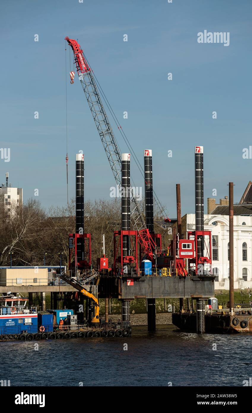 Plate-forme d'ouvrages de levage automatique, supportant une grue, utilisée dans La Tamise. Banque D'Images