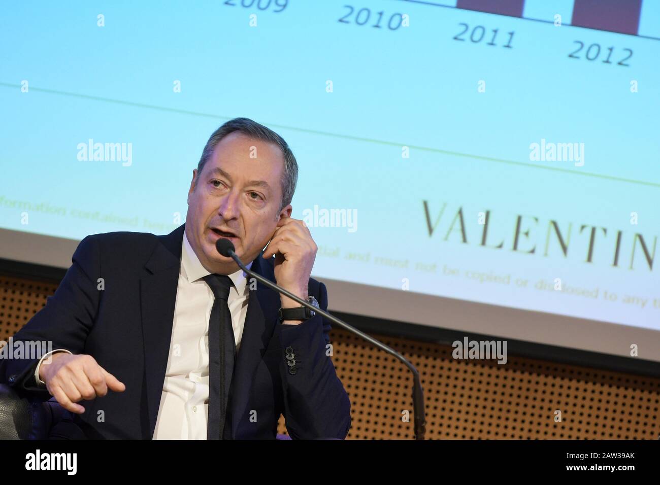 Milan, Italie Stefano Sassi AD Valentino participe à Moda & Business avec Maria Silvia Sacchi journaliste RCS pour la rencontre avec des étudiants de mode. Sur la photo: Stefano Sassi PDG de Valentino Banque D'Images