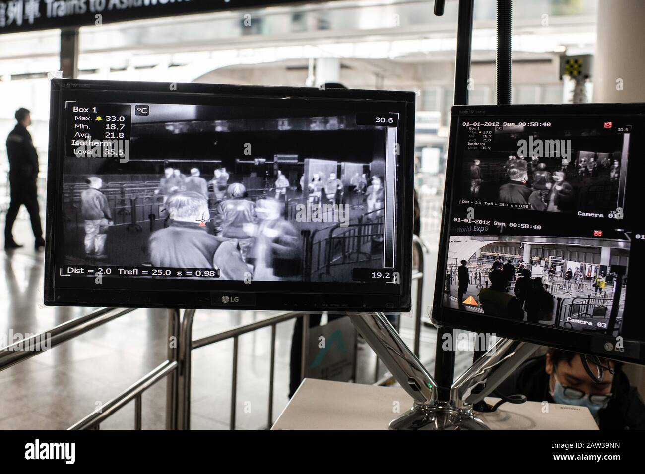 Hong Kong, Chine. 06 février 2020. Le personnel de sécurité de l'aéroport contrôle les passagers à l'aide d'un écran de détection thermique à l'aéroport international de Hong Kong. Un Autre jour à Hong Kong pendant l'épidémie de virus corona. Éclosion communautaire déclarée dans la ville : le gouvernement a déclaré que tous les voyageurs en provenance de la Chine continentale, y compris les résidents de Hong Kong, seraient placés sur une quarantaine obligatoire de 14 jours dans le cadre de sa réponse remontée à la contagion. Crédit: Sopa Images Limited/Alay Live News Banque D'Images