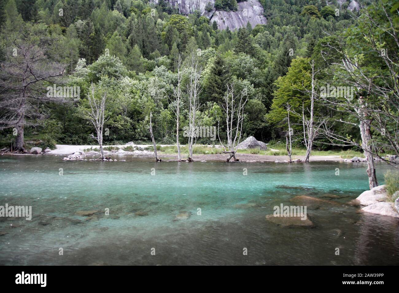 Eau cyan à Val di Mello en Italie Banque D'Images