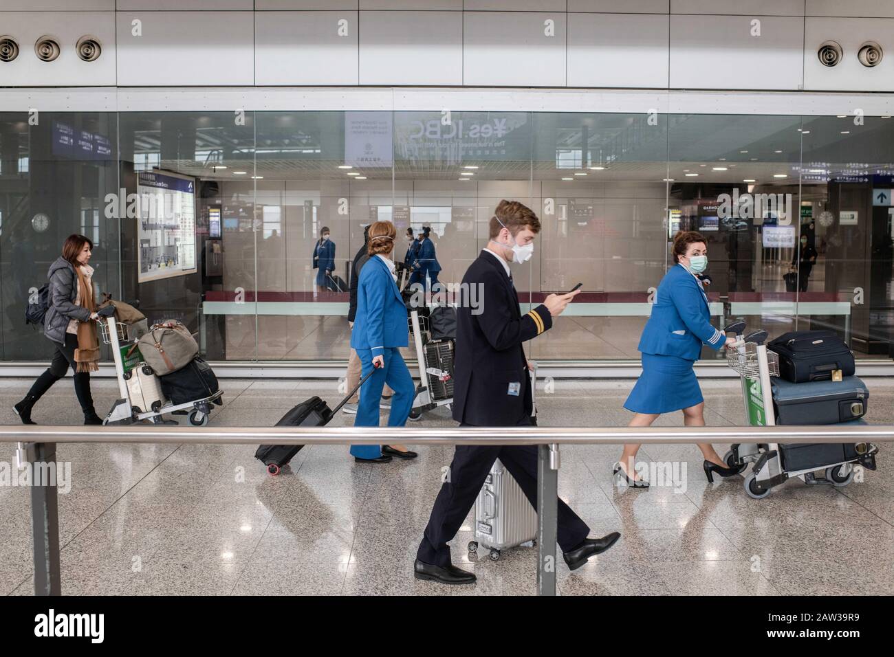 Hong Kong, Chine. 06 février 2020. Les membres de l'équipage de Royal Dutch Airlines (KLM) portent des masques chirurgicaux au terminal d'arrivée de l'aéroport international de Hong Kong.Un Autre jour à Hong Kong pendant l'épidémie de virus corona. Éclosion communautaire déclarée dans la ville : le gouvernement a déclaré que tous les voyageurs en provenance de la Chine continentale, y compris les résidents de Hong Kong, seraient placés sur une quarantaine obligatoire de 14 jours dans le cadre de sa réponse remontée à la contagion. Crédit: Sopa Images Limited/Alay Live News Banque D'Images