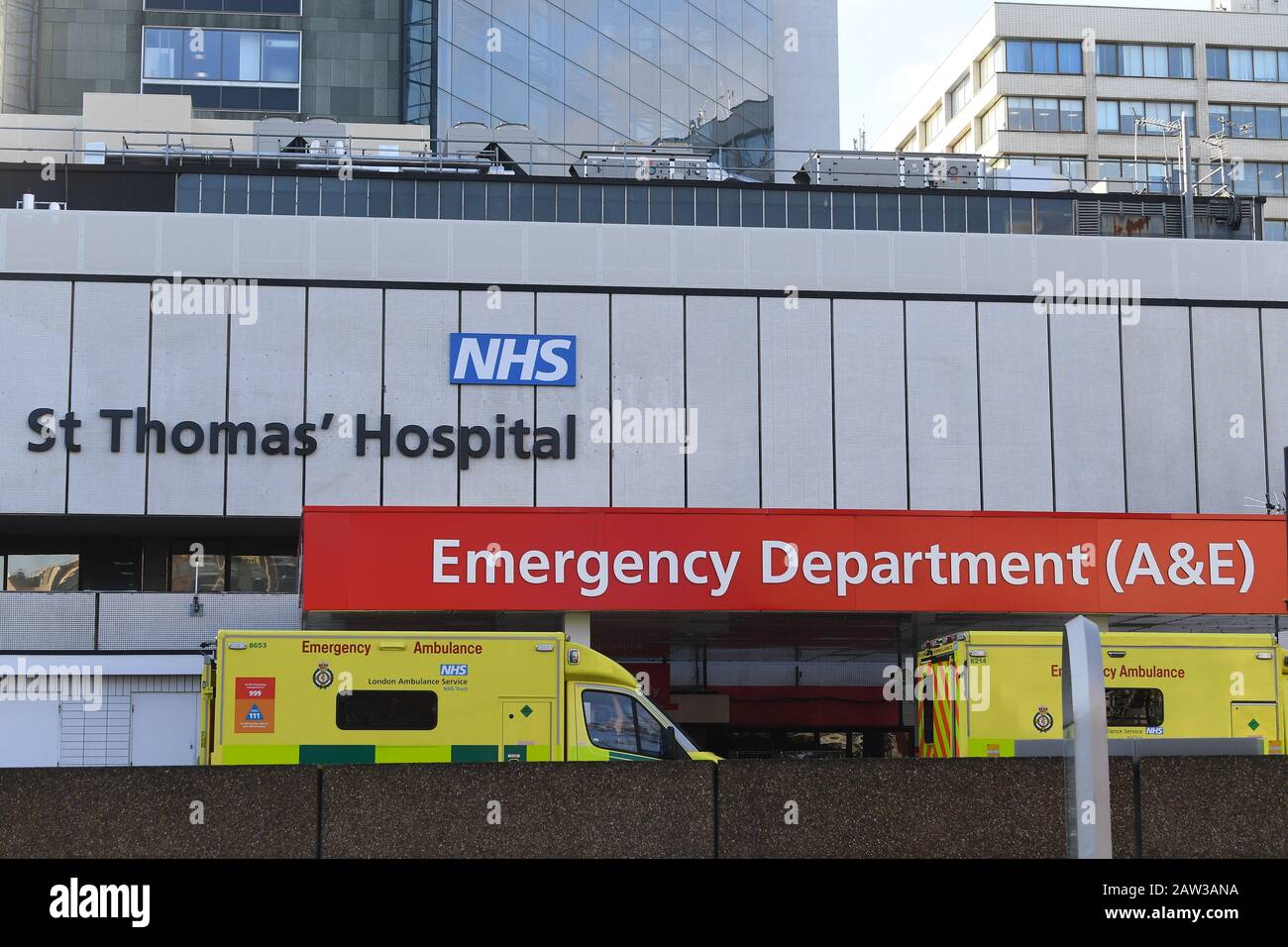 Ambulances NHS stationnées à l'extérieur du département d'accident et d'urgence (A&E) de l'hôpital St Thomas, dans le centre de Londres. Photo PA. Date De L'Image: Mercredi 6 Février 2020. Découvrez l'histoire de l'AP HEALTH Hospital. Crédit photo devrait lire: Victoria Jones/PA Wire Banque D'Images