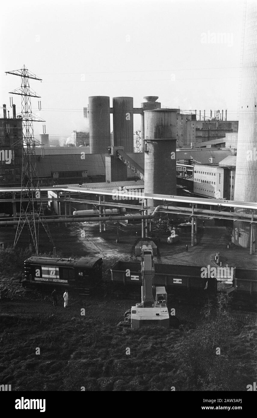 Le prince Claus passe par le signal de talkie-walkie aux conducteurs pour commencer à creuser le tas de craie à ma Maurits Geleen. Prince Claus avec walkie-talkie / Date : 29 octobre 1969 lieu : Geleen mots clés : conducteurs, princes Nom De La Personne : Claus, prince Banque D'Images