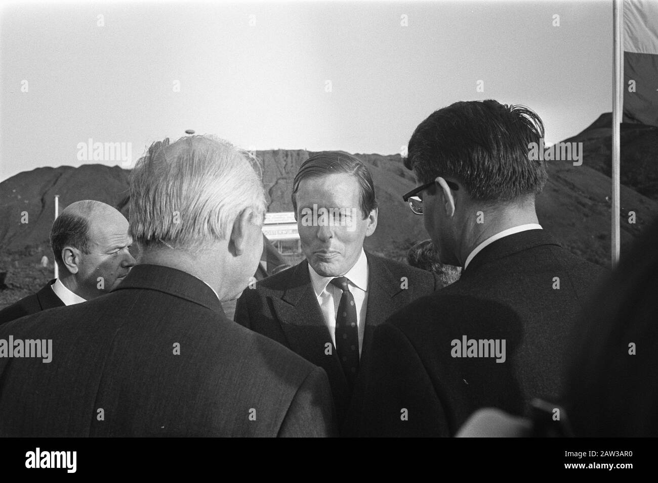 Le prince Claus passe par le signal de talkie-walkie aux conducteurs pour commencer à creuser le tas de craie à ma Maurits Geleen. Prince Claus Date : 29 Octobre 1969 Lieu : Geleen Mots Clés : Conducteurs, Princes Nom De La Personne : Claus, Prince Banque D'Images