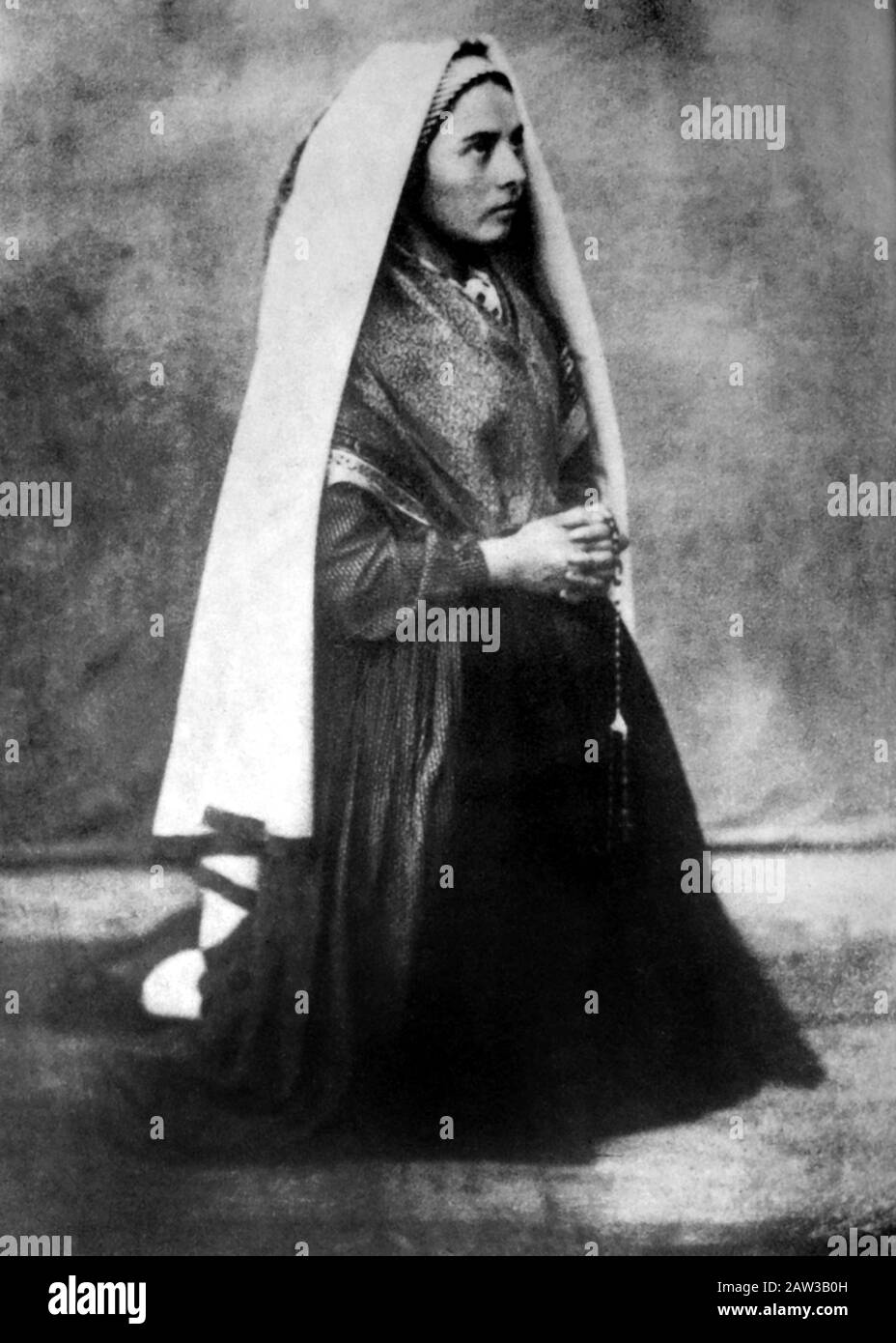 1861 , LOURDES , FRANCE : Le petit paysan français Saint BERNADETTE SOUBIROUS ( 1844 - 1879 ) , canonisé en 1933 . Dans la grotte de Lourdes voir Le Vi Banque D'Images