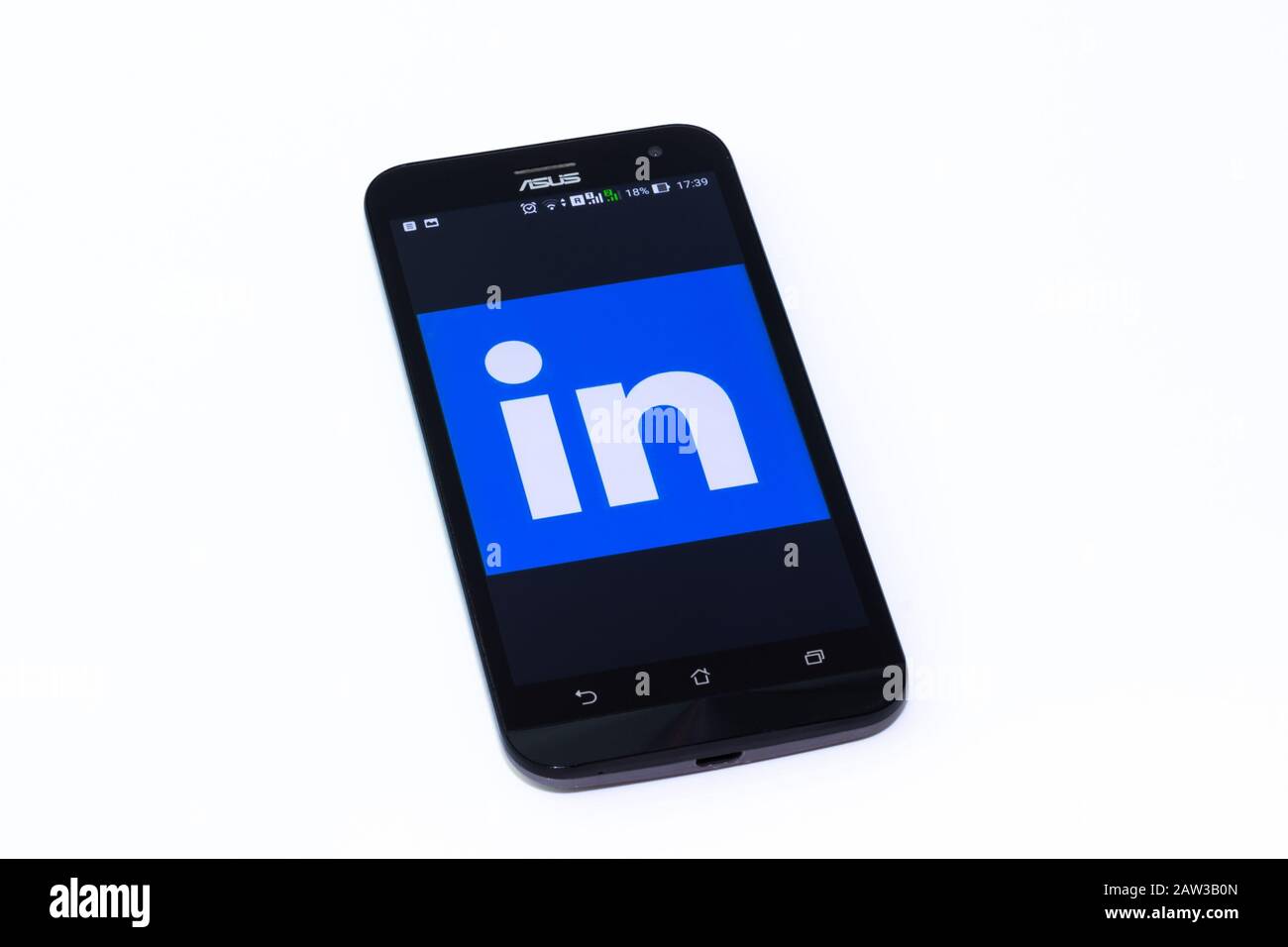 Kouvola, Finlande - 23 janvier 2020: Logo de l'application LinkedIn sur l'écran du smartphone Asus Banque D'Images
