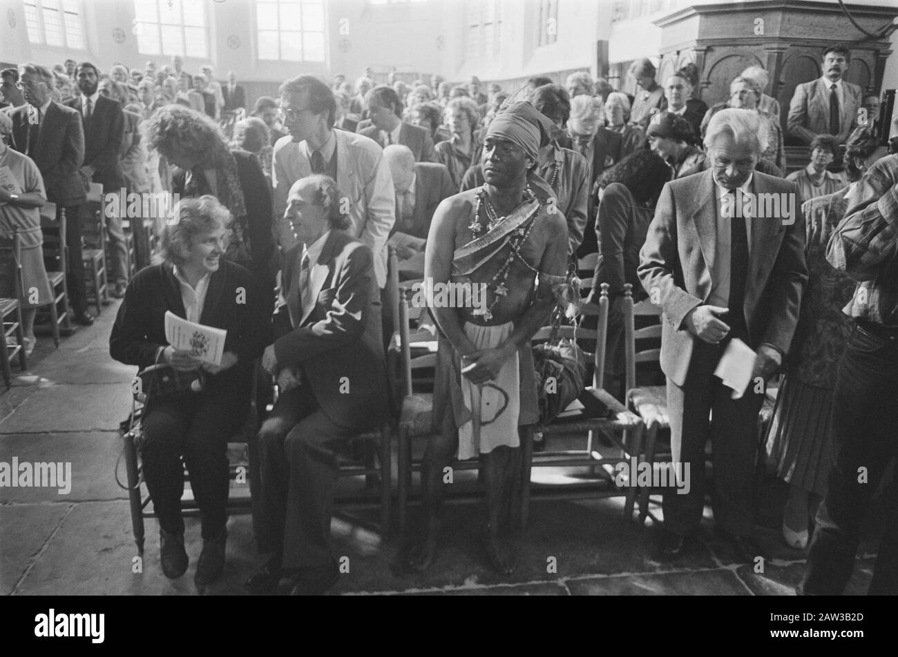 Prince Claus à Hoorn sur l'exposition VOC; Prince Claus sur l'exposition Date: 19 mai 1987 lieu: Hoorn, Noord-Holland mots clés: Expositions Nom De La Personne: Claus, prince Banque D'Images