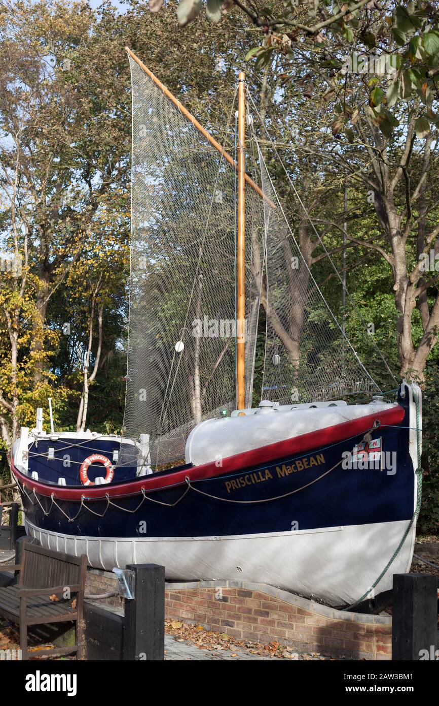 Le bateau de sauvetage restauré Priscilla MacBean a été construit à Coves en 1921 et fut le premier bateau à moteur à être lancé sur une plage. Hastings, Sussex, Royaume-Uni Banque D'Images