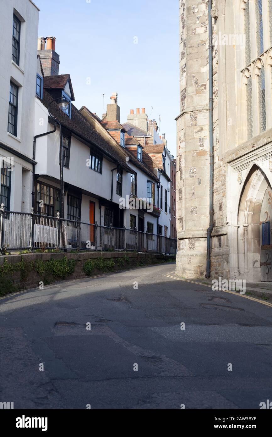 Maisons médiévales et église Saint Clément porte ouest, Croft Road, Hastings, East Sussex, Royaume-Uni Banque D'Images