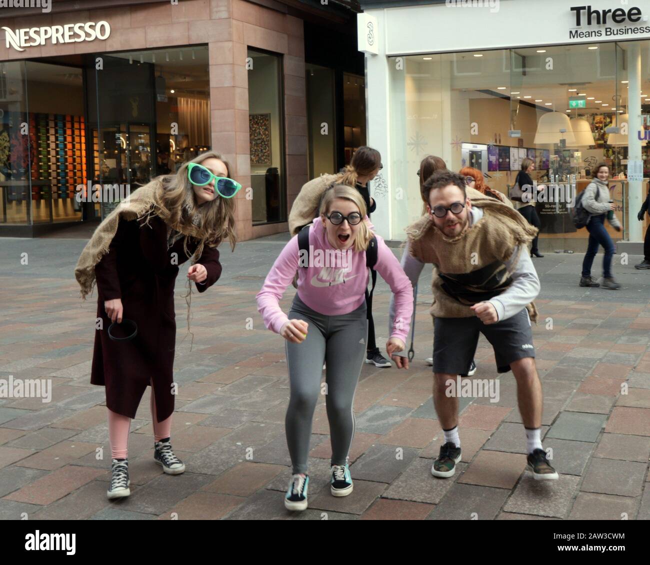 Glasgow, Ecosse, Royaume-Uni, 6 février 2020: UK Météo: Sunny style Mile qui est le centre commercial de Buchanan Street a vu le théâtre de rue sur sa longueur comme "SURTENSION" un groupe qui exécute l'art de rue, le théâtre physique et le cirque a apprécié le bon temps. Copywrite Gerard Ferry/ Alay Live News Banque D'Images