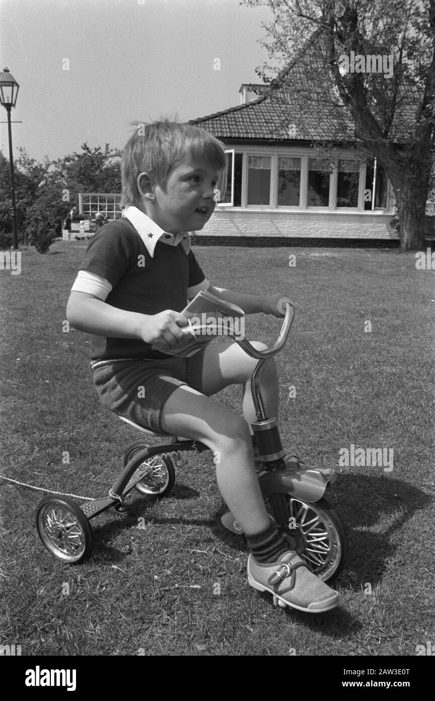 Princesse Margriet avec ses enfants en vacances sur l'île Schiermonnikoog Prince Maurits sur un tricycle Annotation:. Le mari de la princesse Margriet, Pieter van Vollenhoven, s'est joint à sa famille le week-end Date: 14 juin 1972 lieu: Friesland, Schiermonnikoog mots clés: Princes, jouets, jeux Nom De La Personne: Maurice, prince Banque D'Images