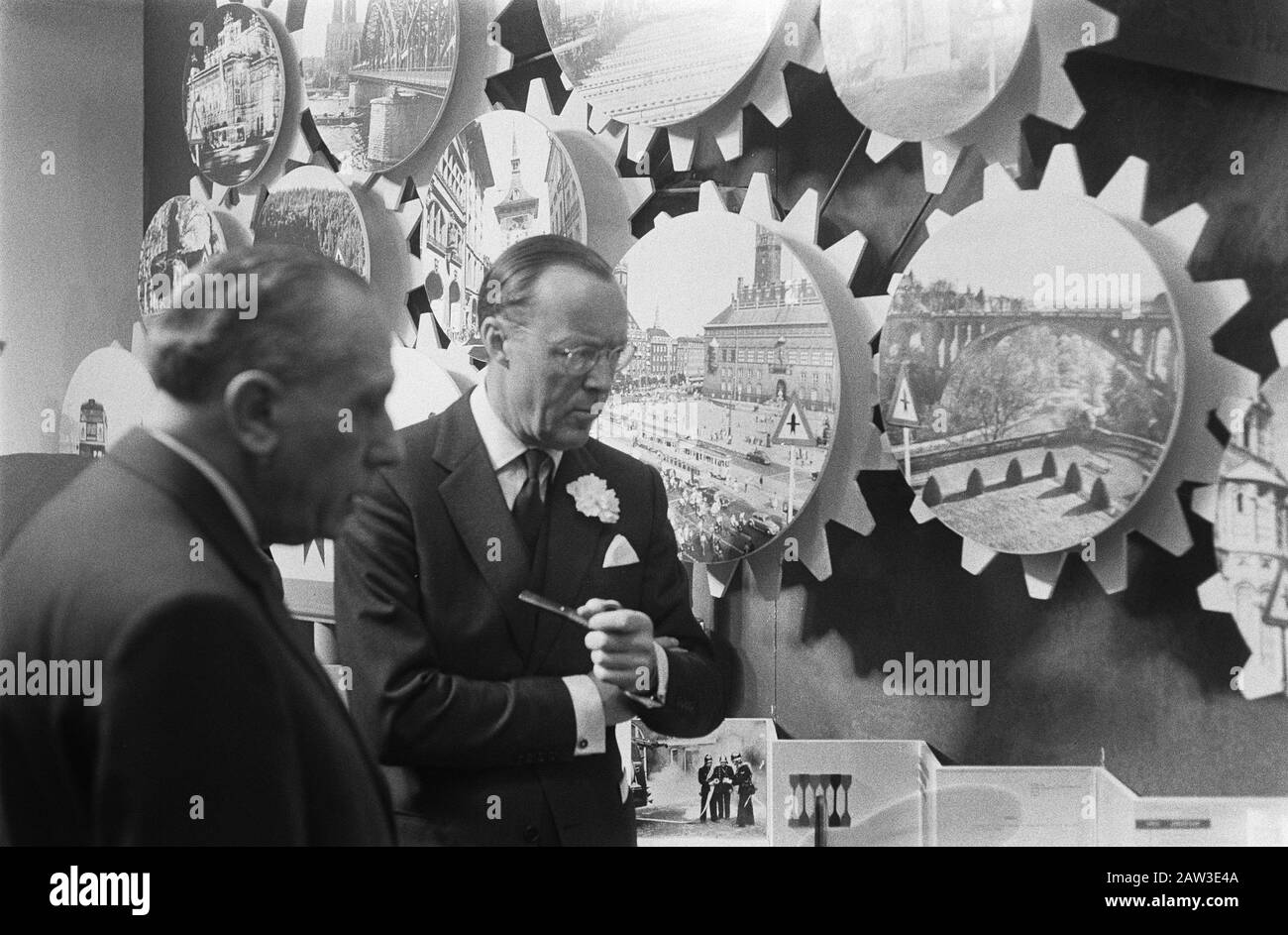 Prince ouvre le salon du printemps à Utrecht avec la nouvelle tournée de reportage d'Irenehal Date : 9 mars 1964 lieu : Utrecht mots clés : SALON du printemps, princes Nom de l'établissement : Irenehal Banque D'Images