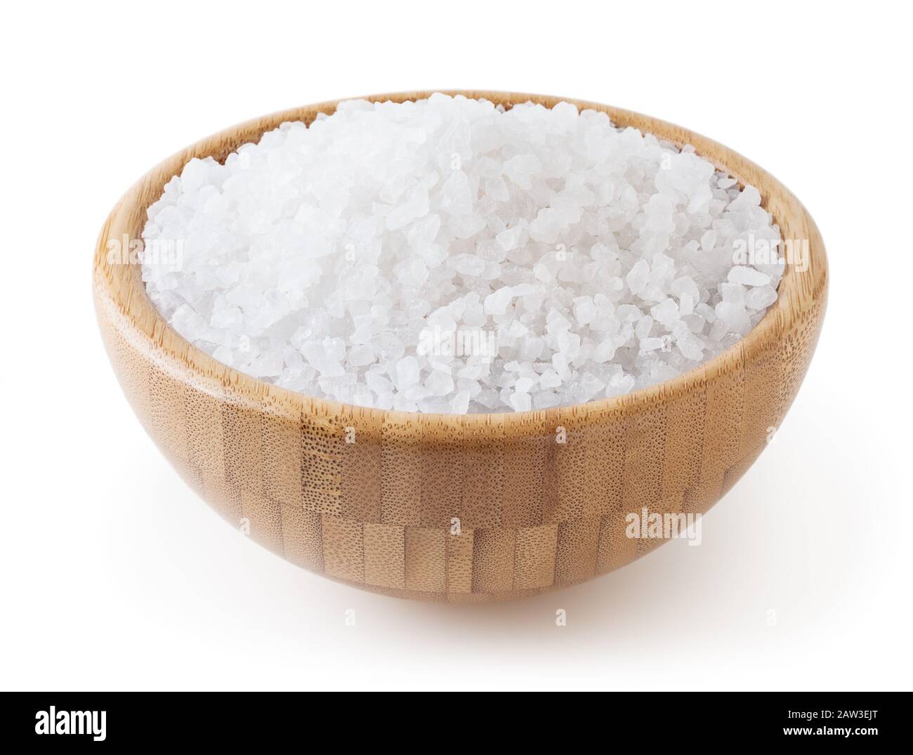 Le sel de mer en bol en bois isolé sur fond blanc avec clipping path Banque D'Images