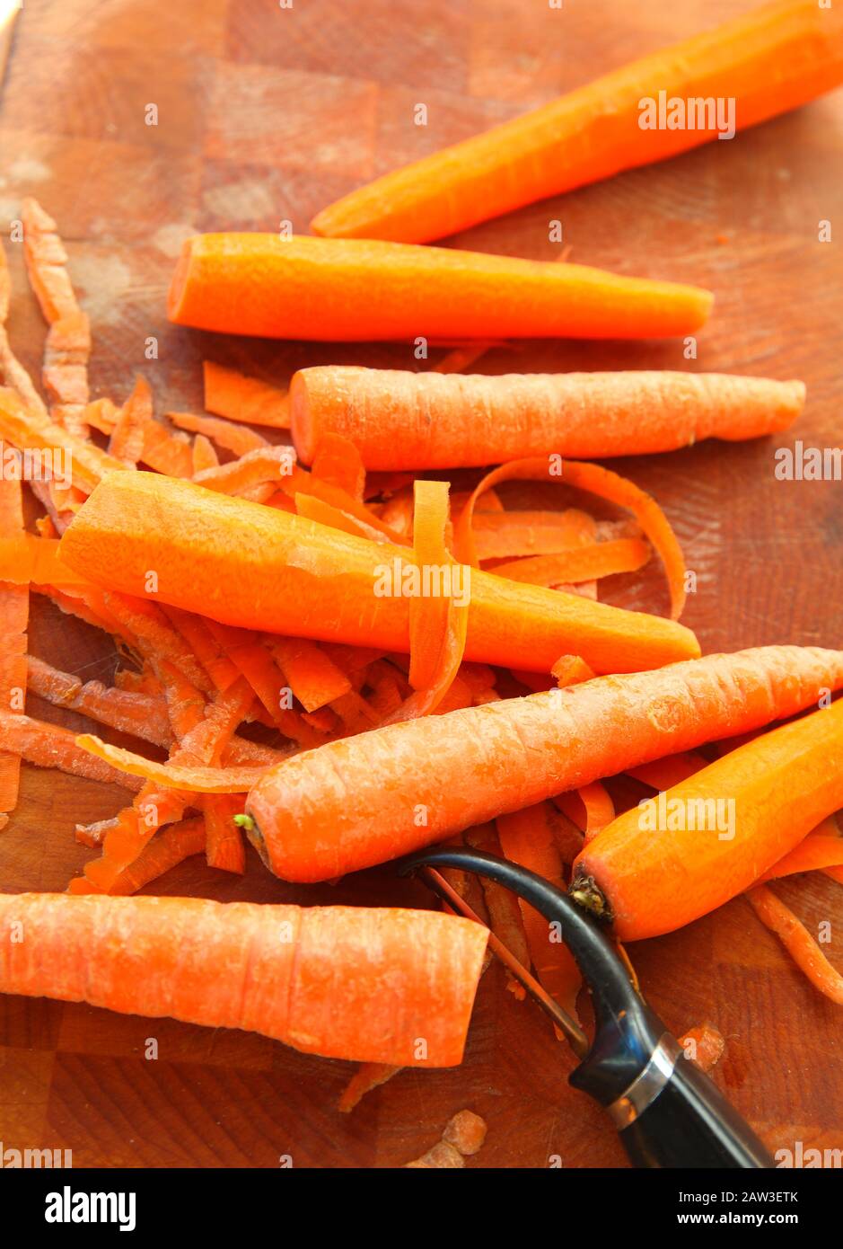 Vue verticale de carottes crues et peeler avec place pour le texte Banque D'Images