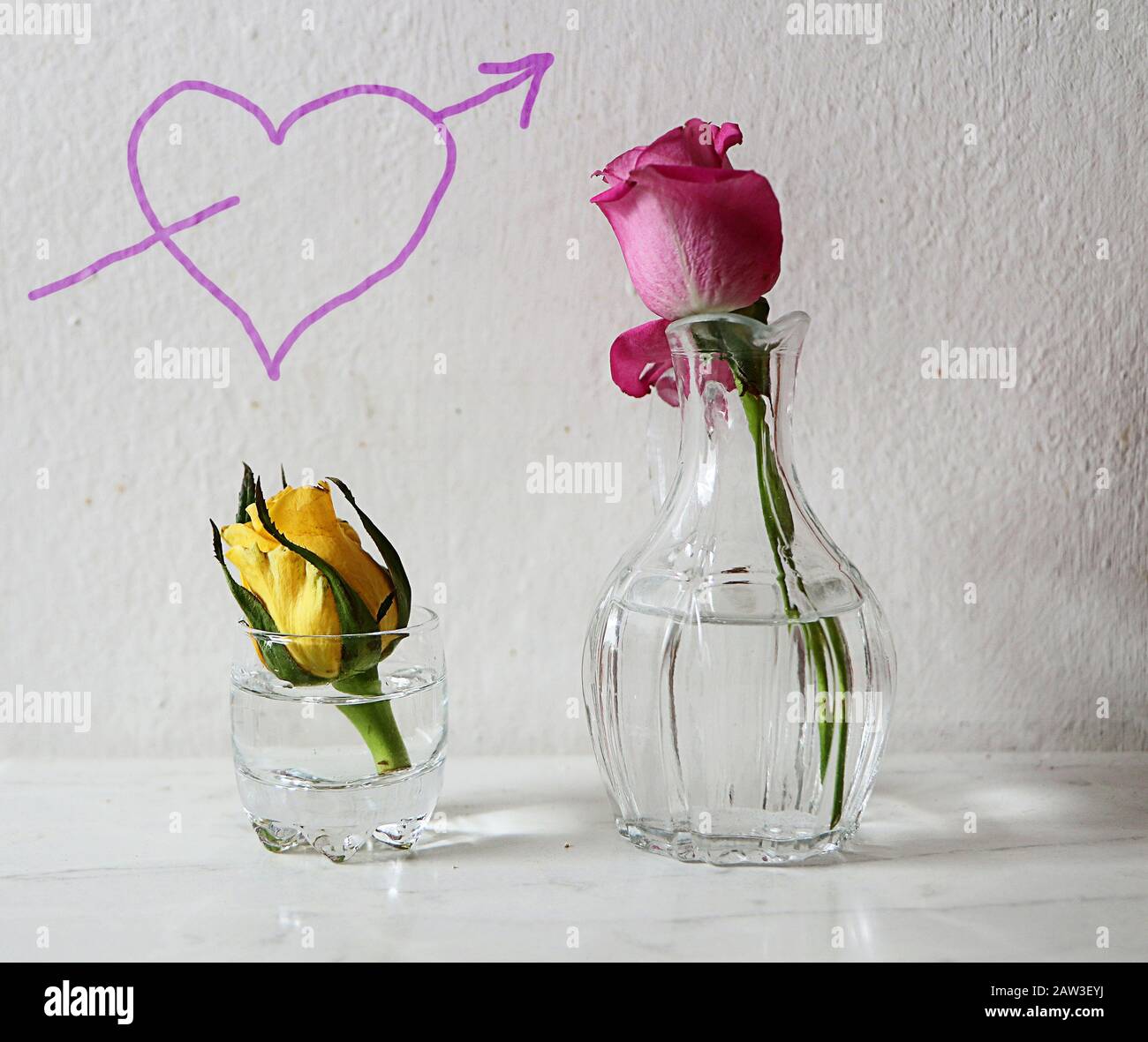 L'amour de la Saint-Valentin simple : coeur sur le mur et roses sur la table Banque D'Images