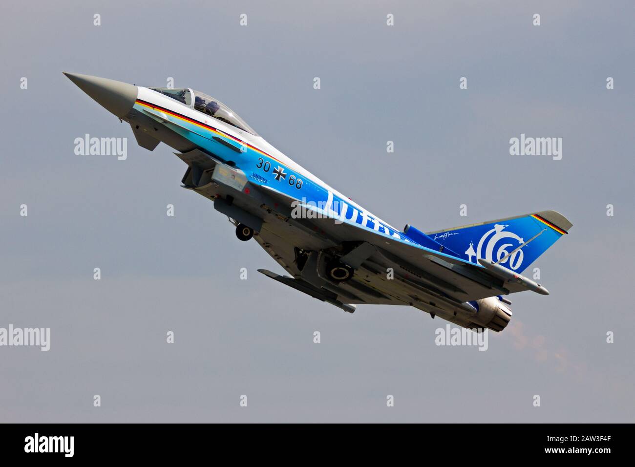 Berlin - 2 JUIN 2016 : un typhon spécial de l'Eurofighter de l'armée de l'air allemande a été peint lors d'un vol d'exposition au salon aéronautique ILA de Berlin. Banque D'Images