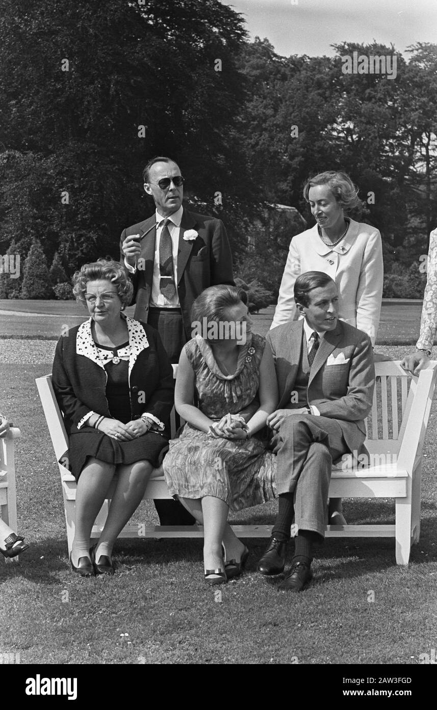 Princesse Beatrix et Claus von Amsberg, couple engagé posé pour les photographes, (1ère rangée) Reine Juliana, princesse Beatrix et Claus (2ème rangée) Date : 28 juin 1965 mots clés : photographes, reines, engagements Nom De La Personne : Beatrix, princesse, Claus, prince, Juliana (Reine Pays-Bas) Banque D'Images