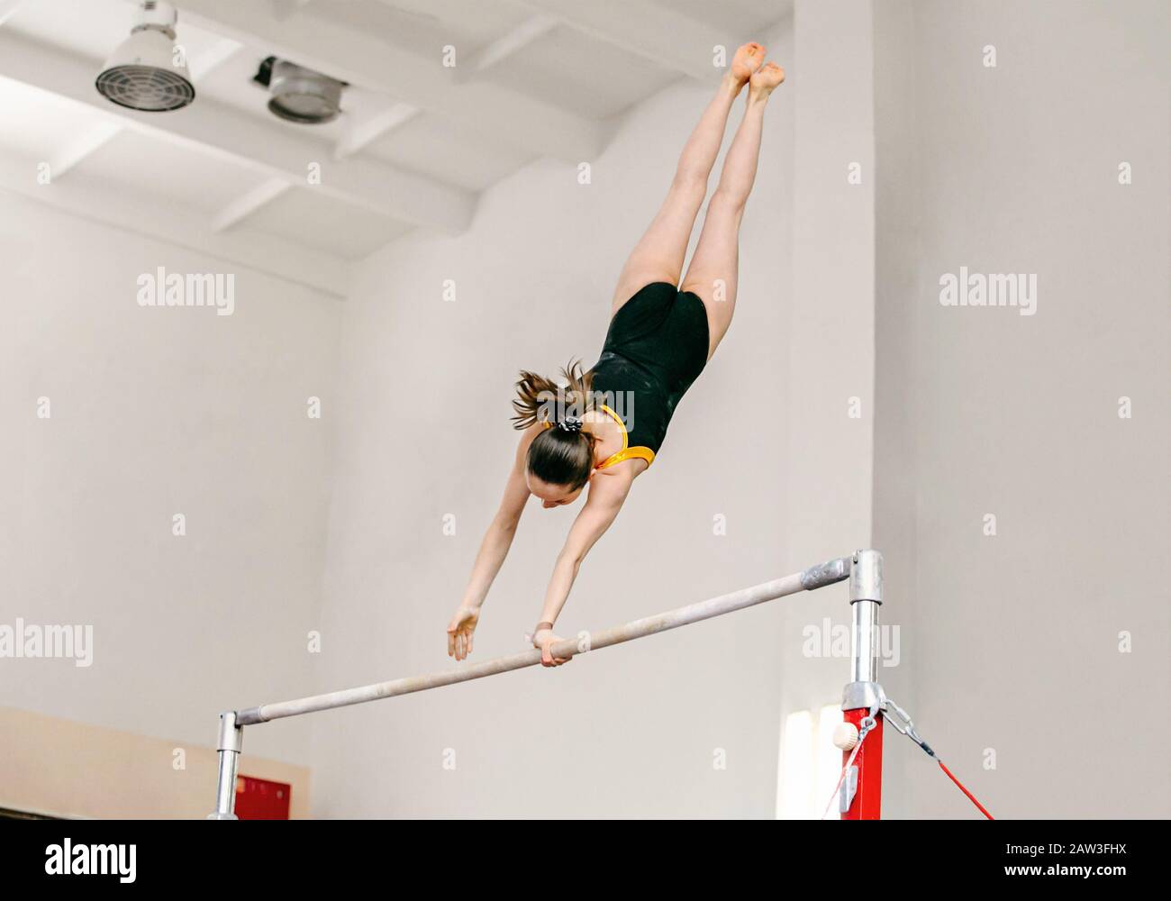 bars inégaux femme athlète gymnastique dans le sport gymnastique Banque D'Images