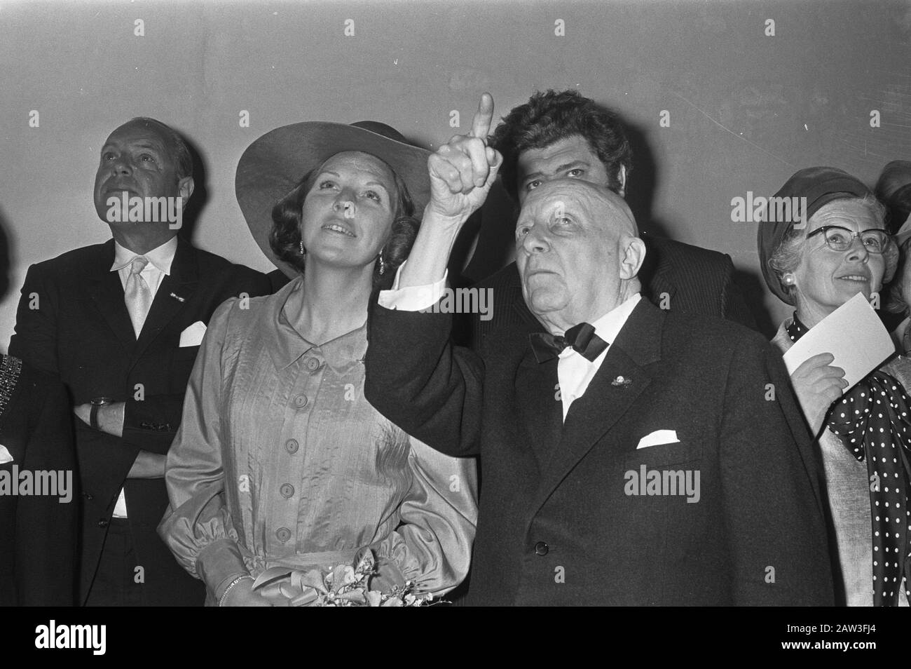 Transfert d'une vitrail dans l'ancienne église de Delft en présence de la princesse Beatrix Princess Beatrix et de l'artiste vitrail Joep Nicolas Date: 25 mai 1972 lieu: Delft, South Holland mots clés: Artistes, cérémonies, princesses Nom De La Personne: Beatrix, princesse, Nicolas, Joep Banque D'Images