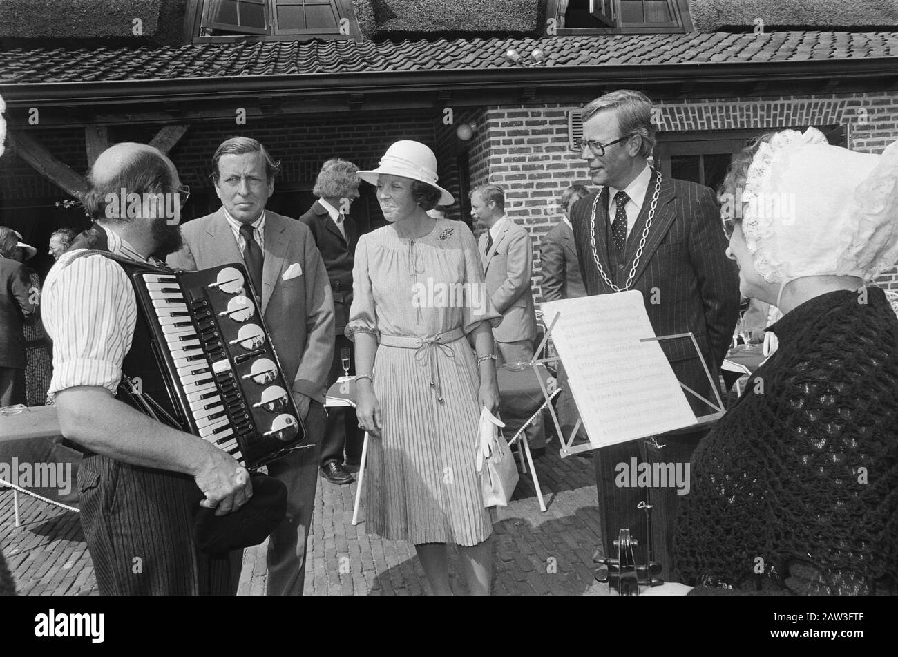 Princess Beatrix Et Prince Claus Visitent Le Restaurant Bladel Brabant Nord De Hofstee Date : 22 Août 1978 Lieu : Bladel Mots Clés : Visite, Restaurants Nom De La Personne : Beatrix, Princess Claus Prince Banque D'Images Princess Beatrix Et Prince Claus Visitent Le Restaurant Bladel Brabant Nord De Hofstee Date : 22 Août 1978 Lieu : Bladel Mots Clés : Visite, Restaurants Nom De La Personne : Beatrix, Princess Claus Prince Banque D'Images