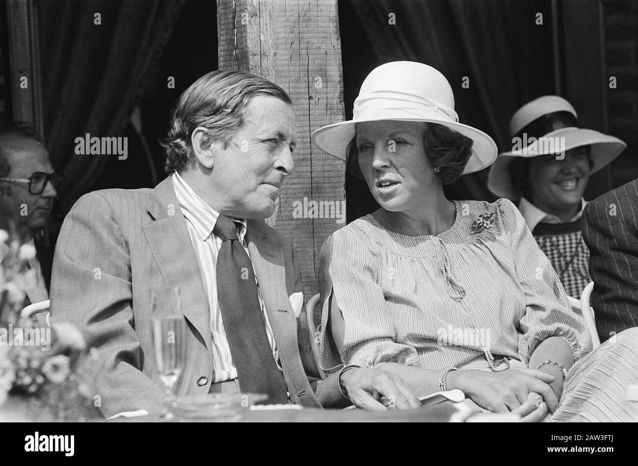 Princess Beatrix Et Prince Claus Visitent Le Restaurant Bladel Brabant Nord De Hofstee Date : 22 Août 1978 Lieu : Bladel Mots Clés : Visite, Restaurants Nom De La Personne : Beatrix, Princess Claus Prince Banque D'Images Princess Beatrix Et Prince Claus Visitent Le Restaurant Bladel Brabant Nord De Hofstee Date : 22 Août 1978 Lieu : Bladel Mots Clés : Visite, Restaurants Nom De La Personne : Beatrix, Princess Claus Prince Banque D'Images