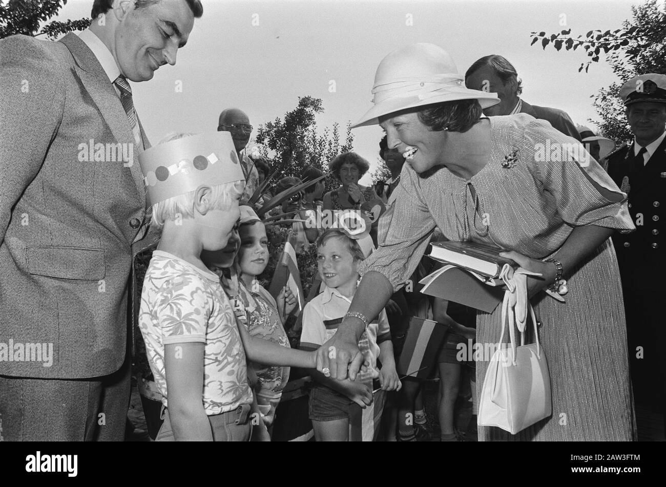 Princess Beatrix et Prince Claus visitent le restaurant Bladel Brabant Nord de Hofstee; les enfants ont des livres à ce jour: 22 août 1978 lieu: Bladel mots clés: Enfants, visites, livres Nom De La Personne: Beatrix, Princess, Claus, prince Banque D'Images Princess Beatrix et Prince Claus visitent le restaurant Bladel Brabant Nord de Hofstee; les enfants ont des livres à ce jour: 22 août 1978 lieu: Bladel mots clés: Enfants, visites, livres Nom De La Personne: Beatrix, Princess, Claus, prince Banque D'Images