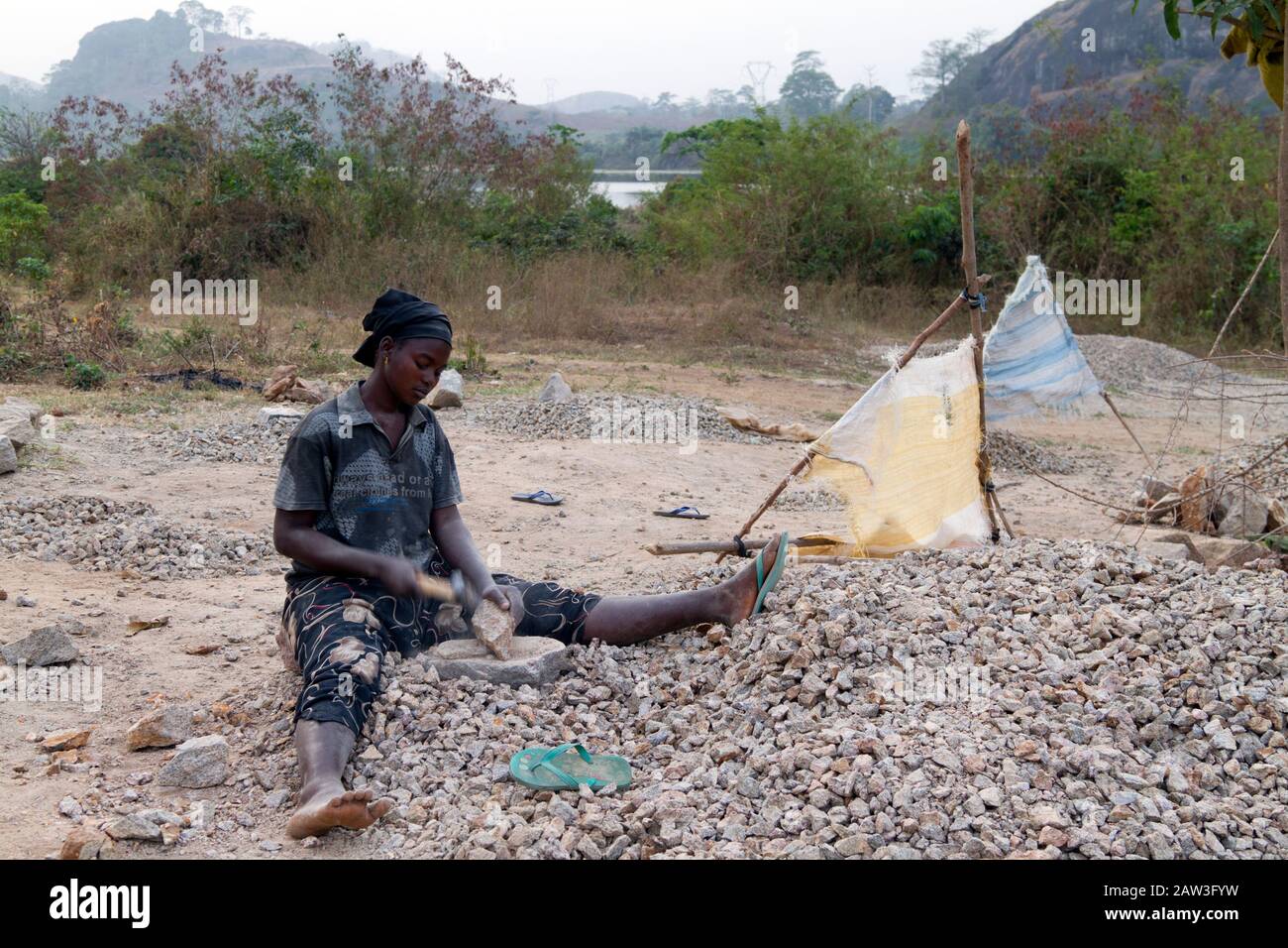 Adolescents pilant des pierres dans une carrière de pierre près de Duékoué en Côte d'Ivoire, en Afrique Banque D'Images