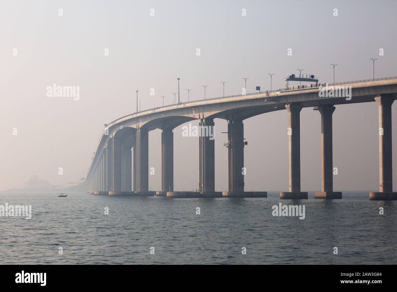 Le pont routier de Hong Kong-Zhuhai-Macau et le tunnel de liaison vus au crépuscule, une construction d'ingénierie chinoise de 55 km a ouvert ses portes en 2018 ; Hong Kong Asie Banque D'Images