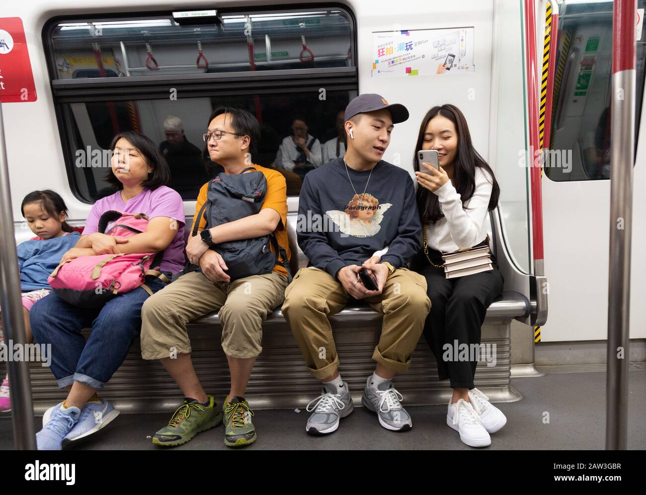 Hong Kong Lifestyle; Hong Kong Mass transit Railway - les gens locaux assis dans un intérieur de transport, Hong Kong MTR, Hong Kong Asie Banque D'Images