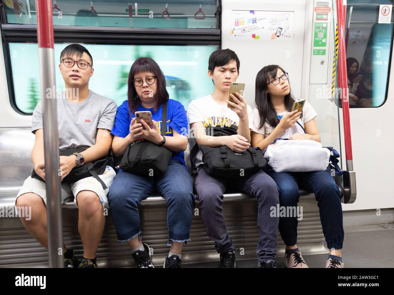 Hong Kong Lifestyle; Hong Kong Mass transit Railway - les gens locaux assis dans un intérieur de transport, Hong Kong MTR, Hong Kong Asie Banque D'Images