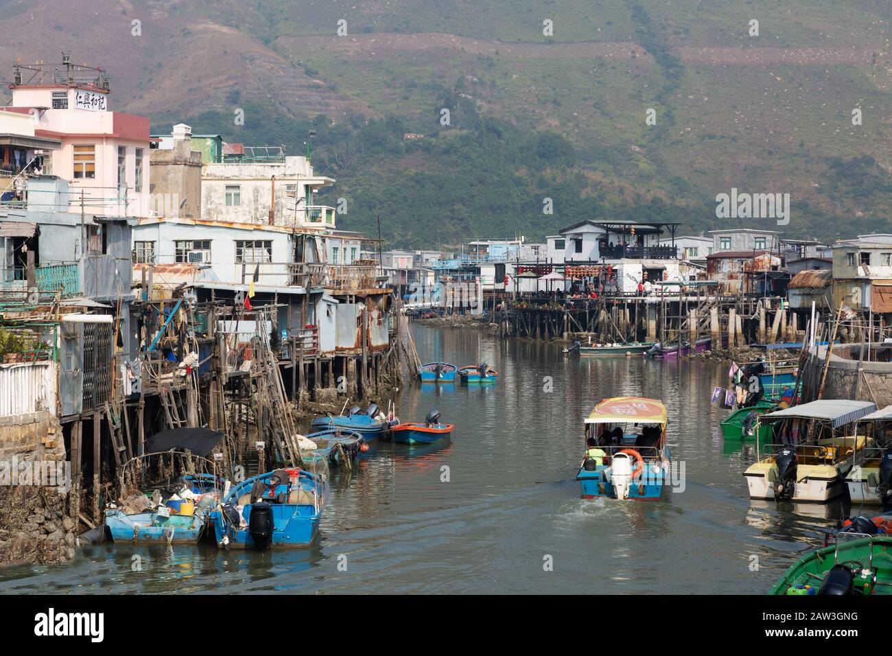 Village de pêcheurs de Tai-O - bateaux et maisons à pilotis sur la rivière dans le village de Tai-O, île de Lantau Hong Kong Asie Banque D'Images
