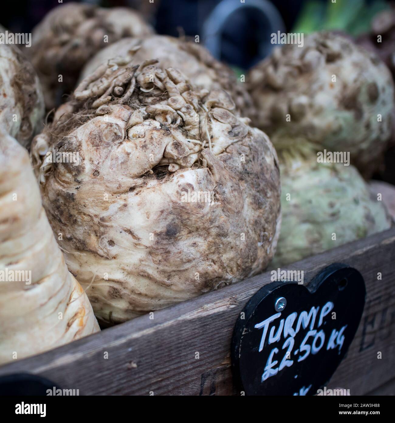 Navets à vendre dans un comptoir du marché Borough Banque D'Images