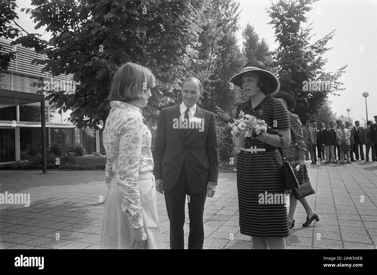 Princesse Beatrix au congrès de l'Association européenne de gestion du personnel (EAPM) au RAI à Amsterdam la princesse Beatrix recevra des fleurs; au milieu M. de Mol van Otterloo, président de l'Association néerlandaise de gestion du personnel (NVP) Date: 23 juin 1975 lieu: Amsterdam, Noord-Holland mots: Fleurs, conférences, princesses Nom De La Personne: Beatrix, Princess Banque D'Images