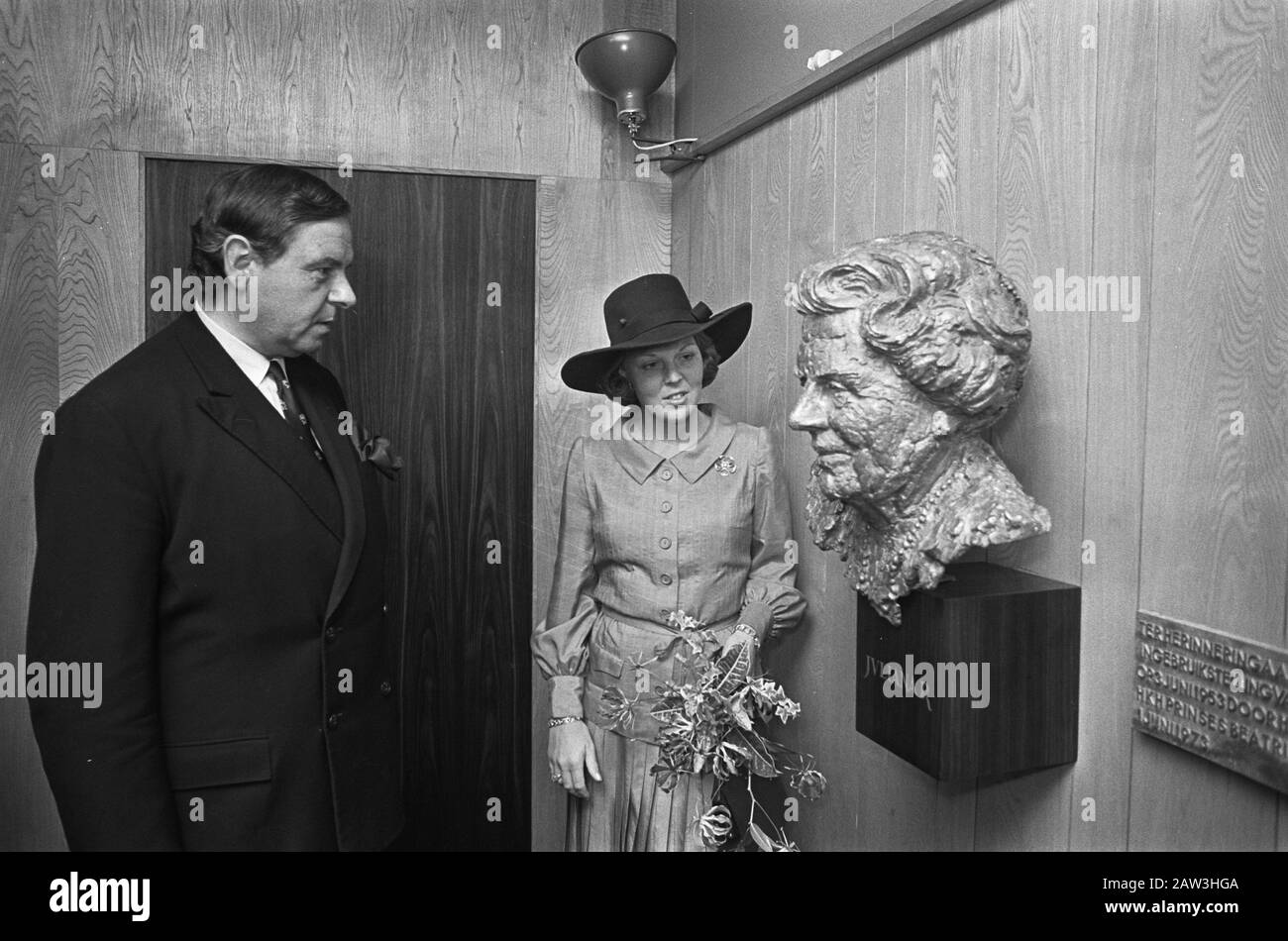 La princesse Beatrix dévoile le buste en bronze de la reine Juliana à Groothandelsgebouw Rotterdam, Beatrix et sculpteur W. A. Verbon dans l'image Date : 1 juin 1973 lieu : Rotterdam, Hollande-Méridionale mots clés : sculpteurs, bustes, reines, révélations, princesses Nom De La Personne : Beatrix, Princess, Verbon, W. A. Banque D'Images