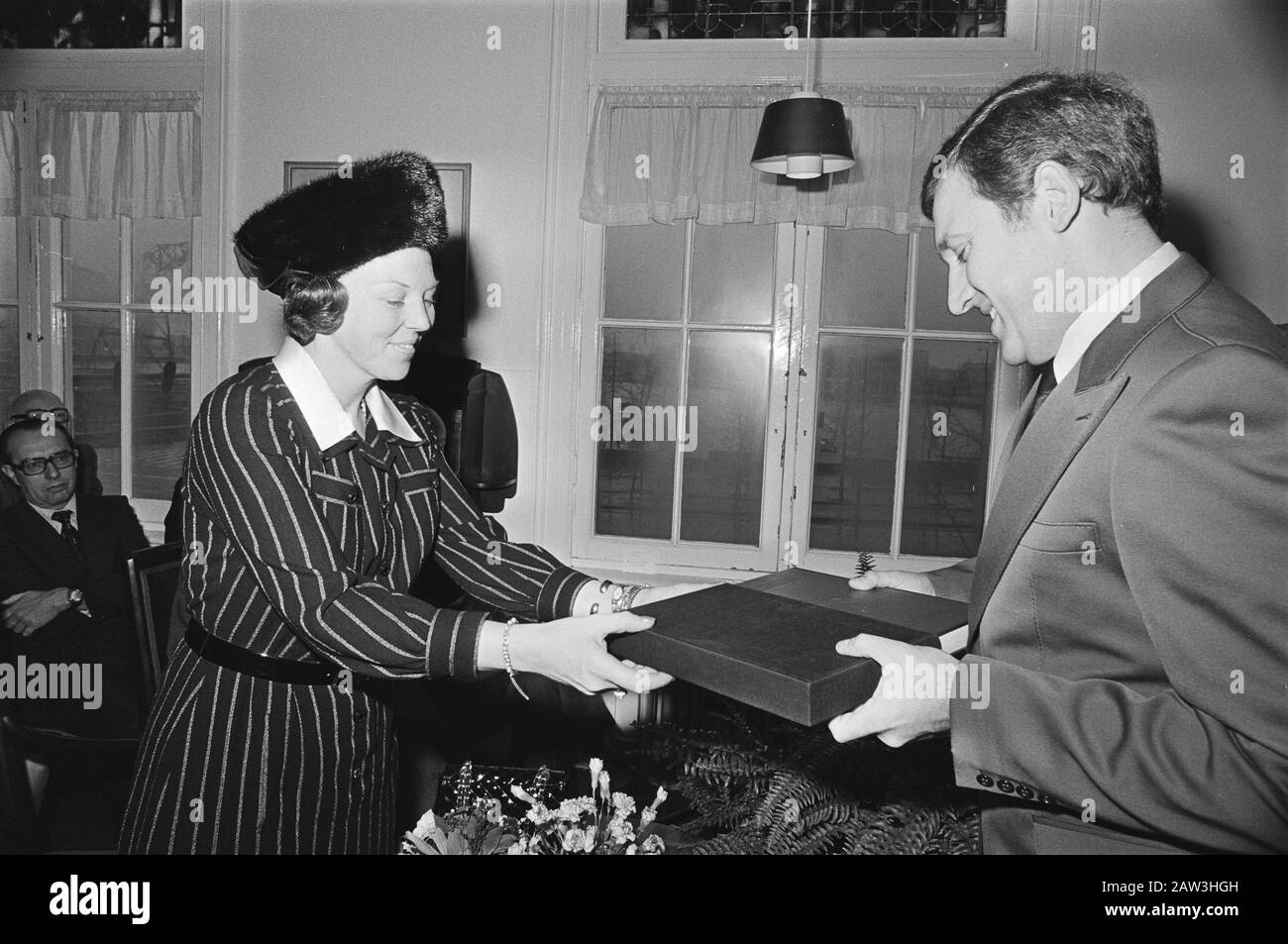 Princess Beatrix reçoit livre Maritime History of the Netherlands M. Dijkstra Training College for Shipping in Amsterdam; $ Date: 30 novembre 1976 lieu: Amsterdam, Noord-Holland mots clés: Livres, reçus Nom De La Personne: Beatrix, Princess Banque D'Images