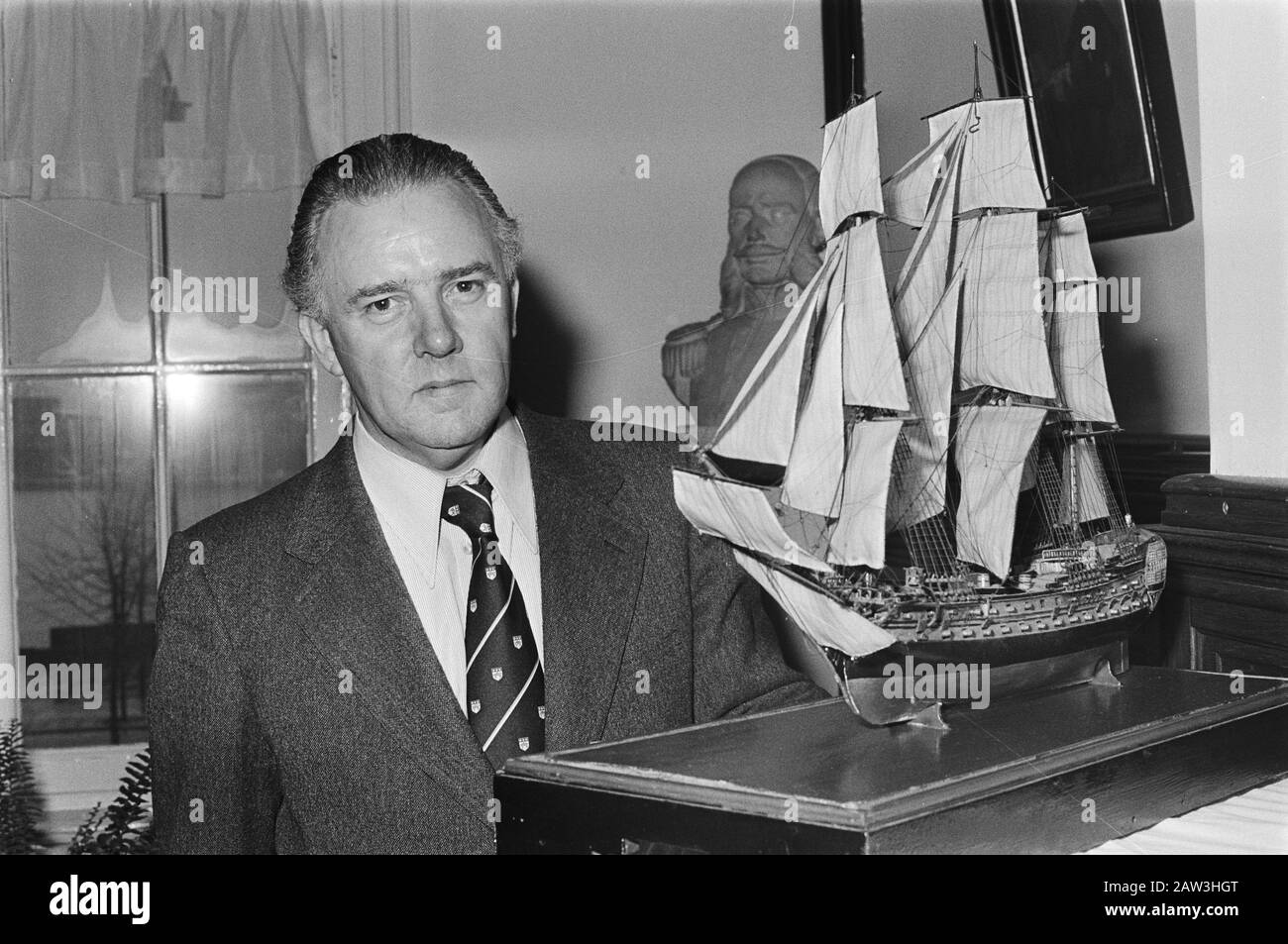 Princess Beatrix reçoit livre Maritime History of the Netherlands M. Dijkstra Training College for Shipping in Amsterdam; $ Date: 30 novembre 1976 lieu: Amsterdam, Noord-Holland Nom De La Personne: Beatrix, Princess Banque D'Images