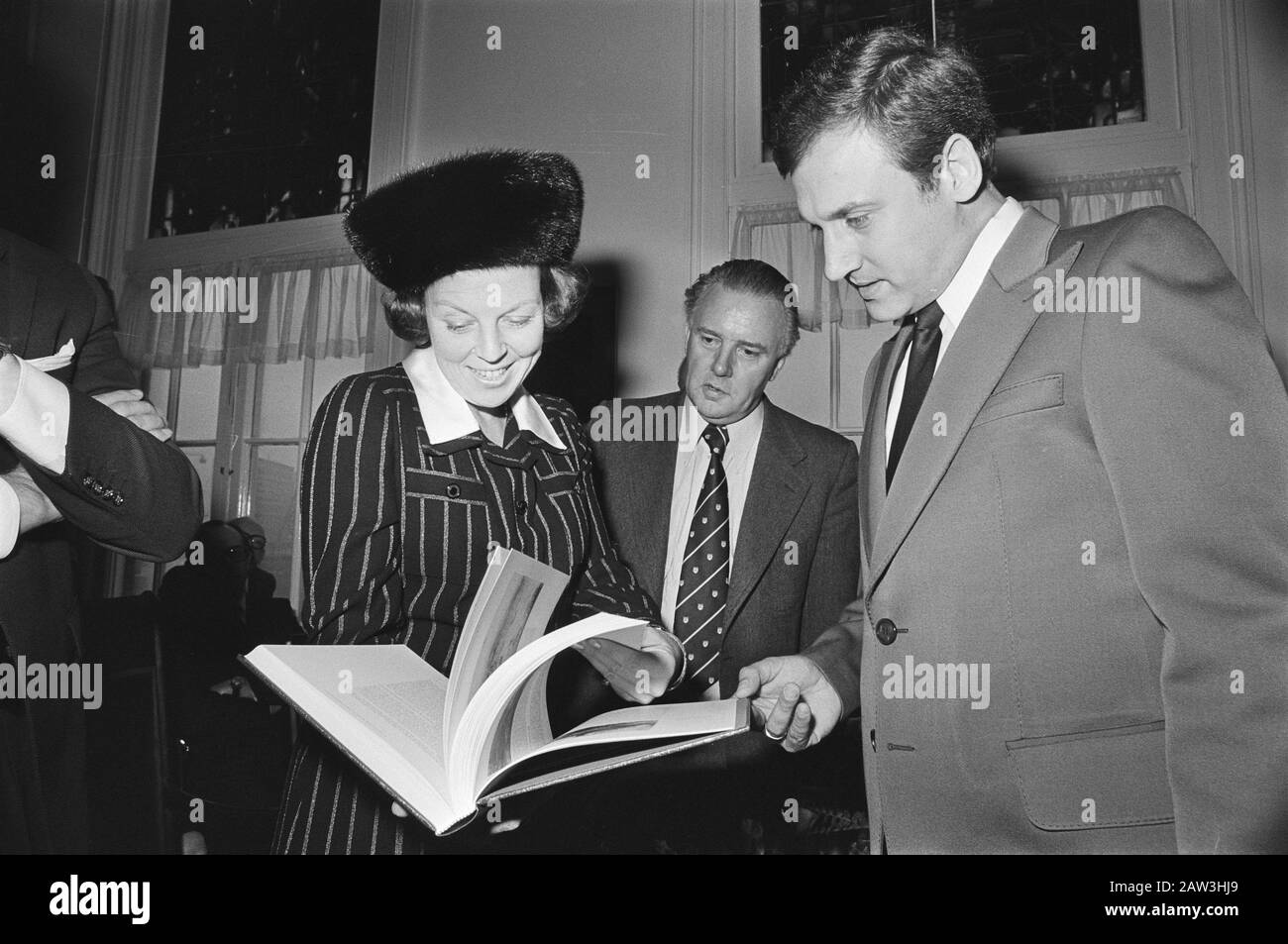 Princess Beatrix reçoit livre Maritime History of the Netherlands M. Dijkstra Training College for Shipping in Amsterdam Date: 30 novembre 1976 lieu: Amsterdam, Noord-Holland mots clés: Livre , revenu Personne Nom: Beatrix, princesse Banque D'Images