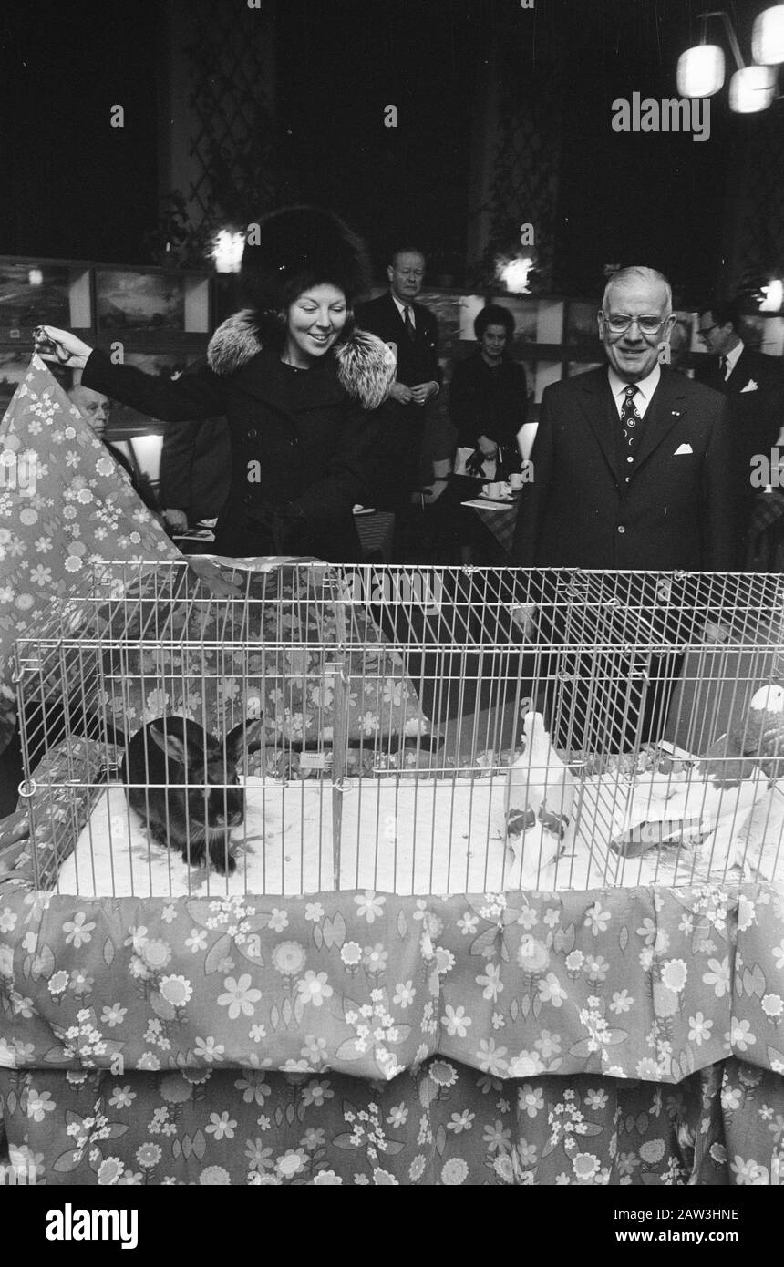 Princess Beatrix a ouvert 75 exposition de petits animaux Avicultura à Houtrusthallen La Haye, Princess Beatrix reçoit des fleurs Date: 14 janvier 1972 lieu: La Haye, Hollande-Méridionale mots clés: Ouvertures princesses, expositions Nom De La Personne: Avicultura, Beatrix, princesse Nom de l'institution: Houtrushallen Banque D'Images